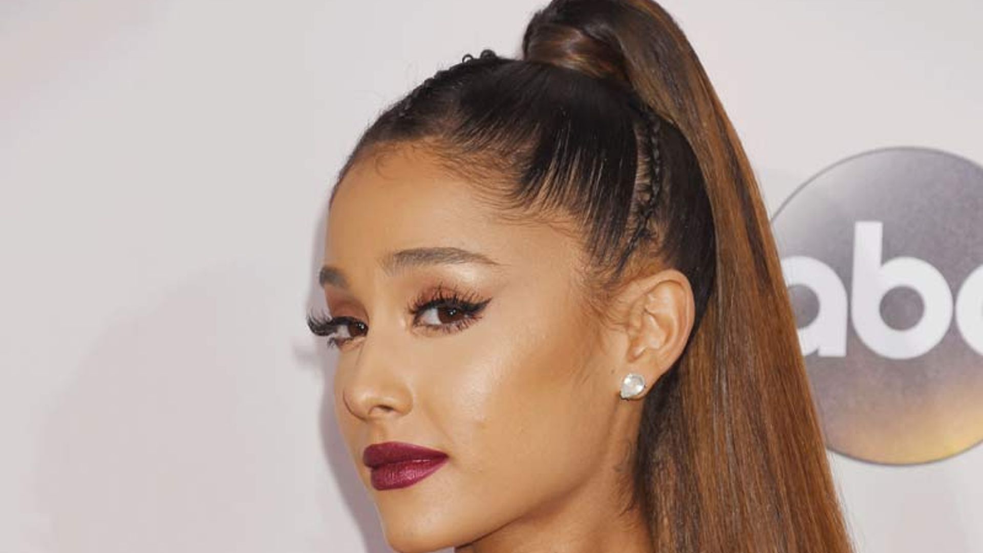 ¿Quieres una mirada de impacto como la de Ariana Grande? Las extensiones de pestañas pueden ayudarte a conseguirla