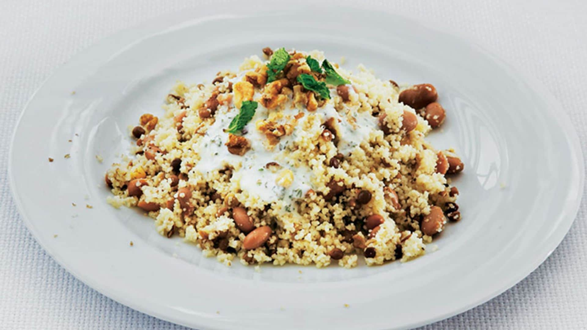 Cuscús con legumbres y salsa de yogur, menta y nueces