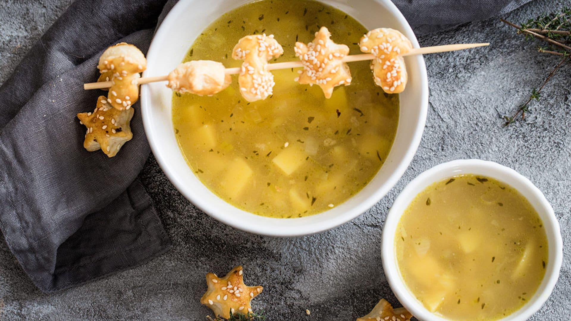 Sopa navideña de patata con figuritas de hojaldre