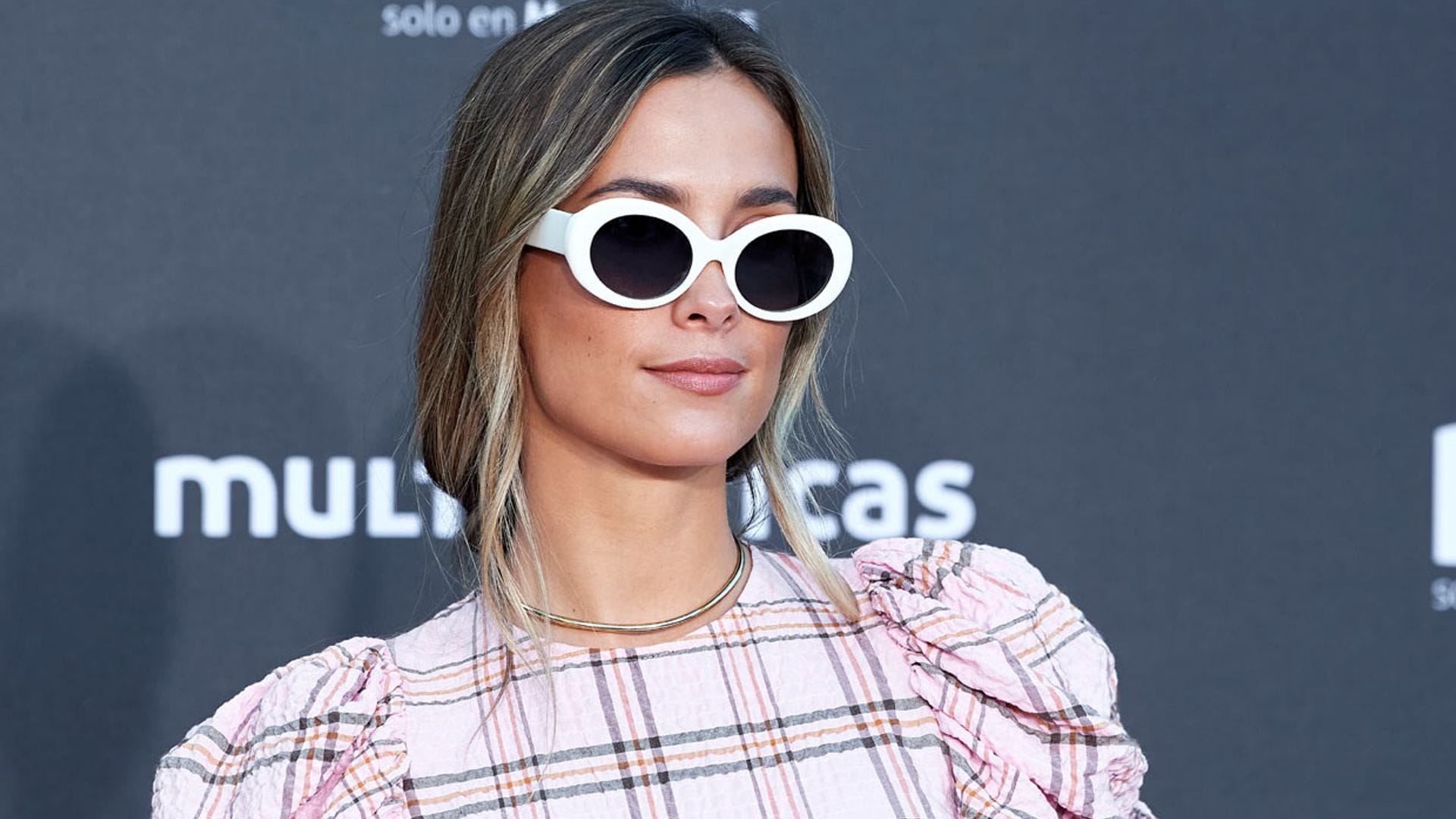 María Pombo, anfitriona de lujo con un vestido 'cut out' y gafas de inspiración noventera