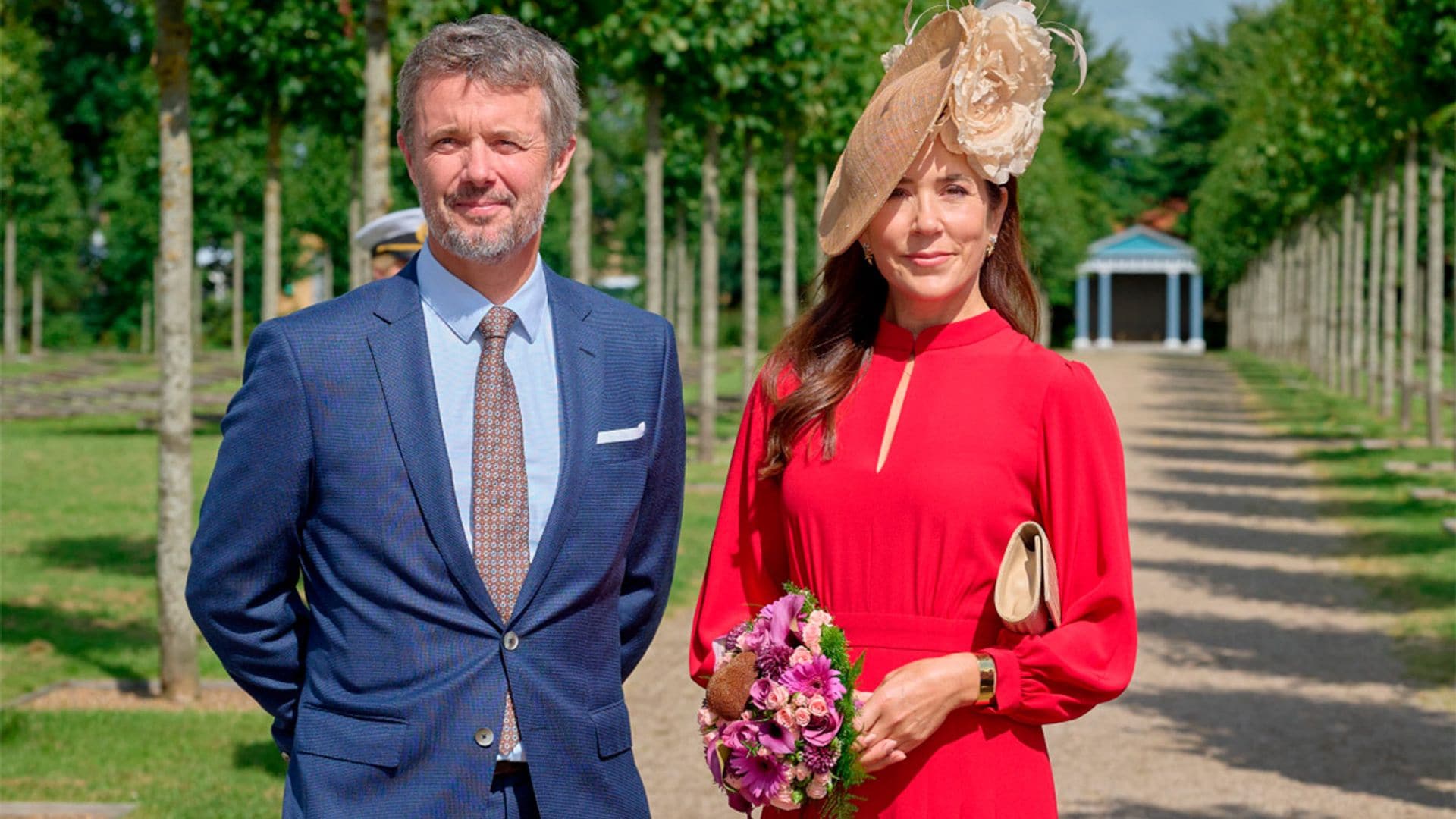 El look de invitada perfecta de Mary de Dinamarca en rojo, el tono que eligen las ‘royals’ en verano