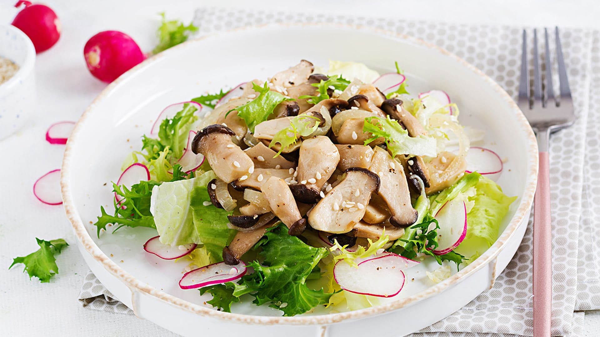 Ensalada de setas de ostra confitadas, rábanos y sésamo