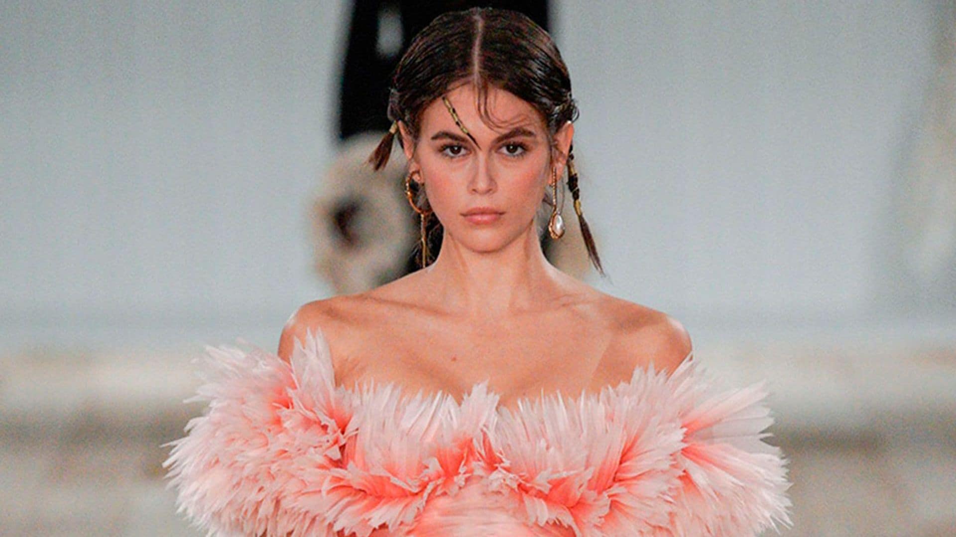 Kaia Gerber, de la pasarela al patinete eléctrico por las calles de París