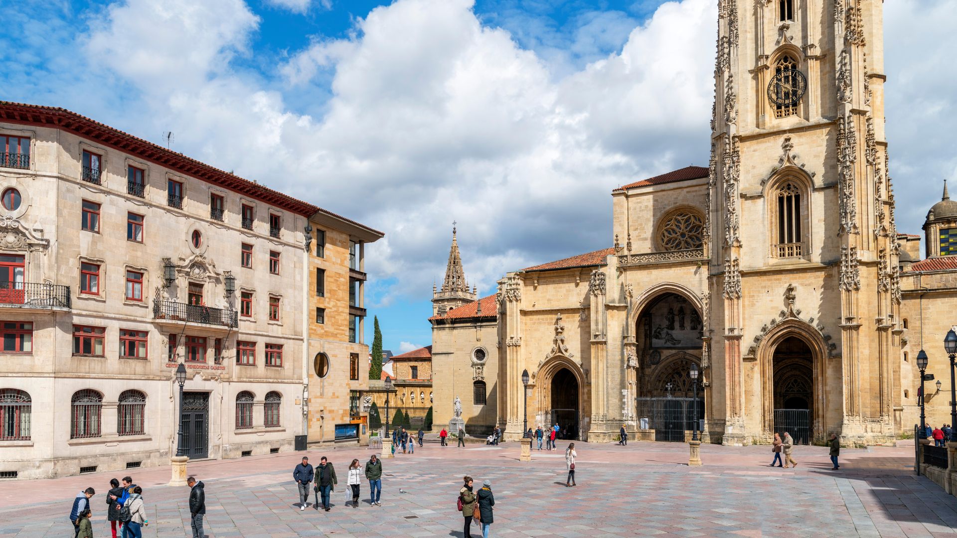 De plaza en plaza por Oviedo, la ciudad en boca de todos