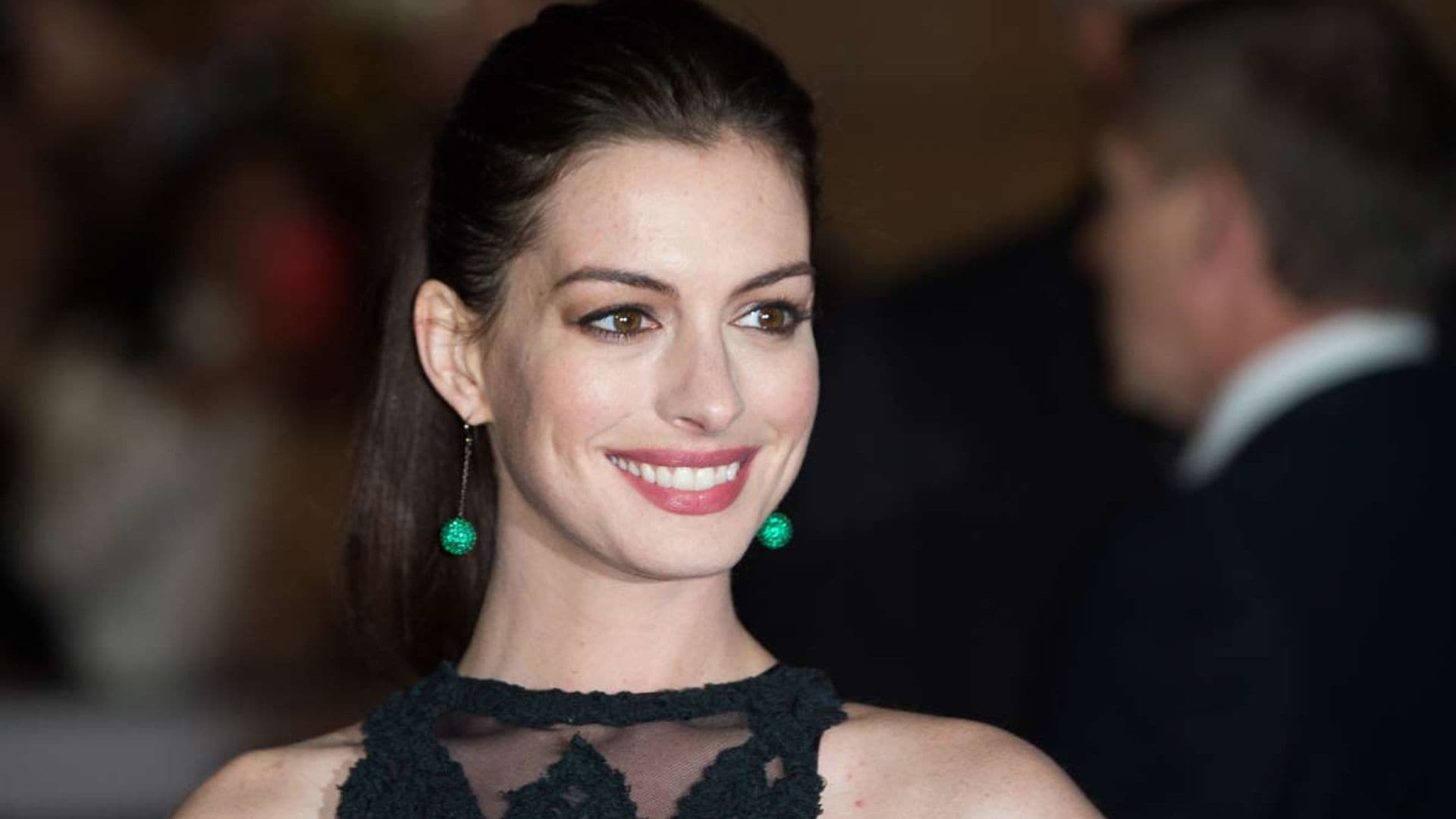 Anne Hathaway nos transporta a 2006 con un look viral de 'El Diablo viste de Prada'