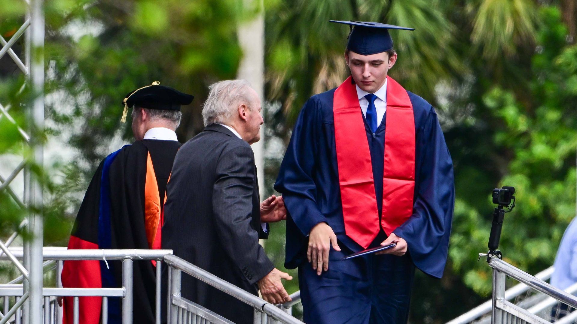 Melania y Donald Trump, los padres más orgullosos en la graduación de su hijo Barron