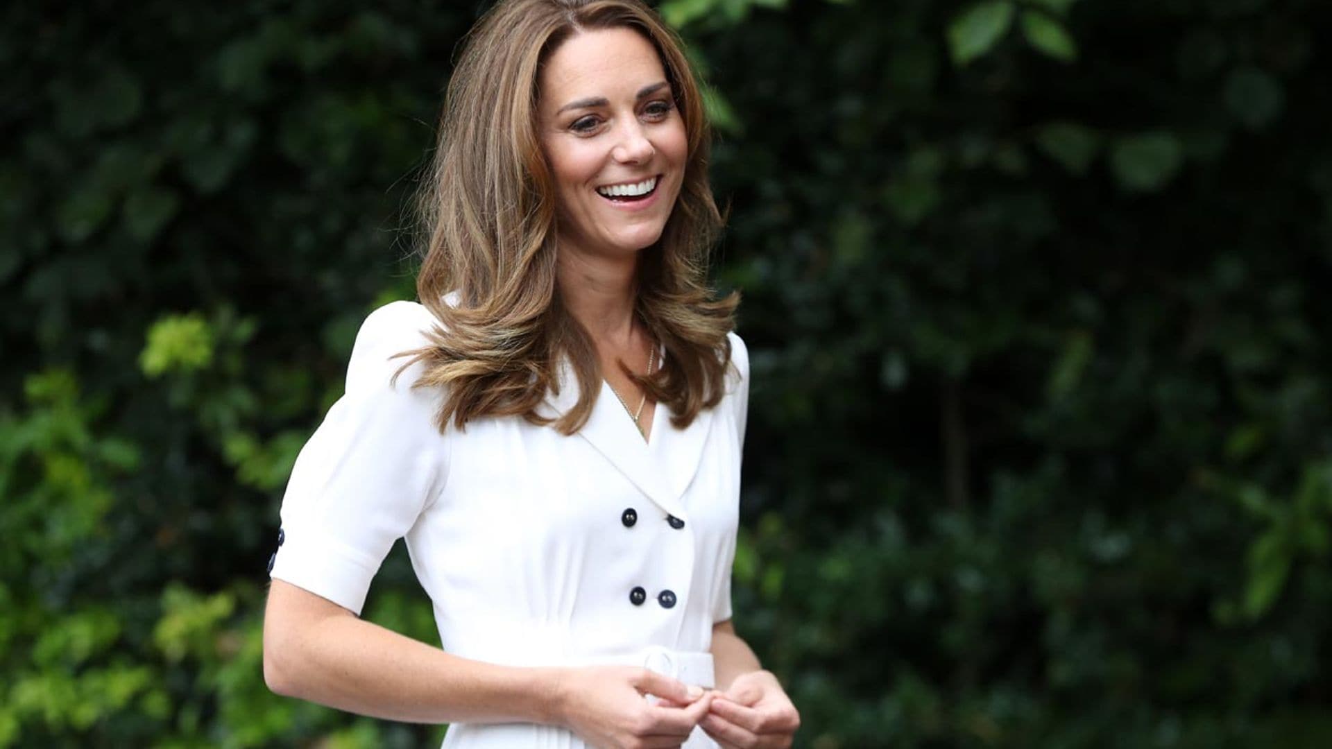 Parece nuevo, pero no lo es: Kate transforma su vestido blanco con efecto 'fit' que fue viral