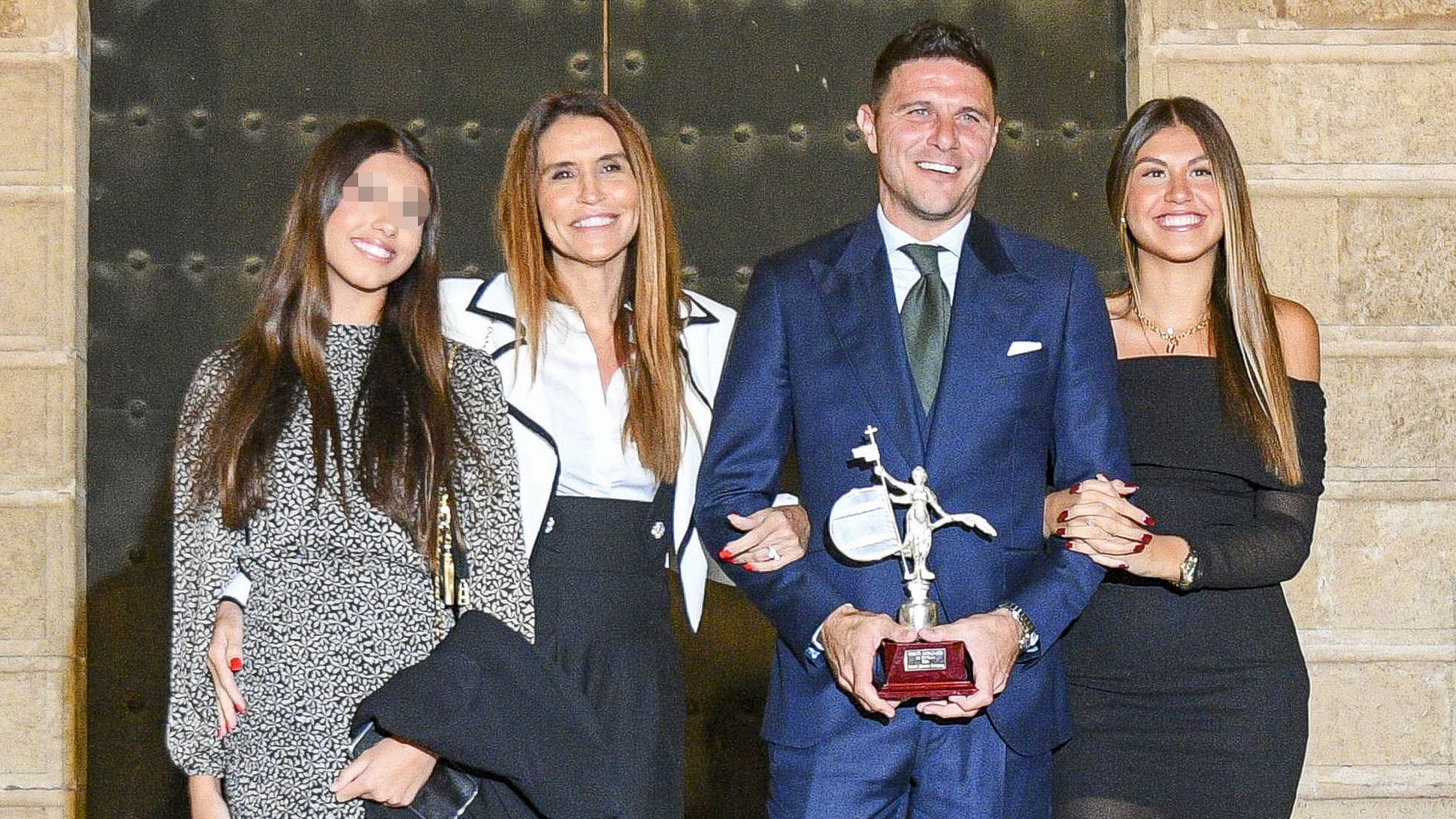 La emoción de Joaquín Sánchez al recibir un premio en Sevilla ante el orgullo de su mujer y sus hijas