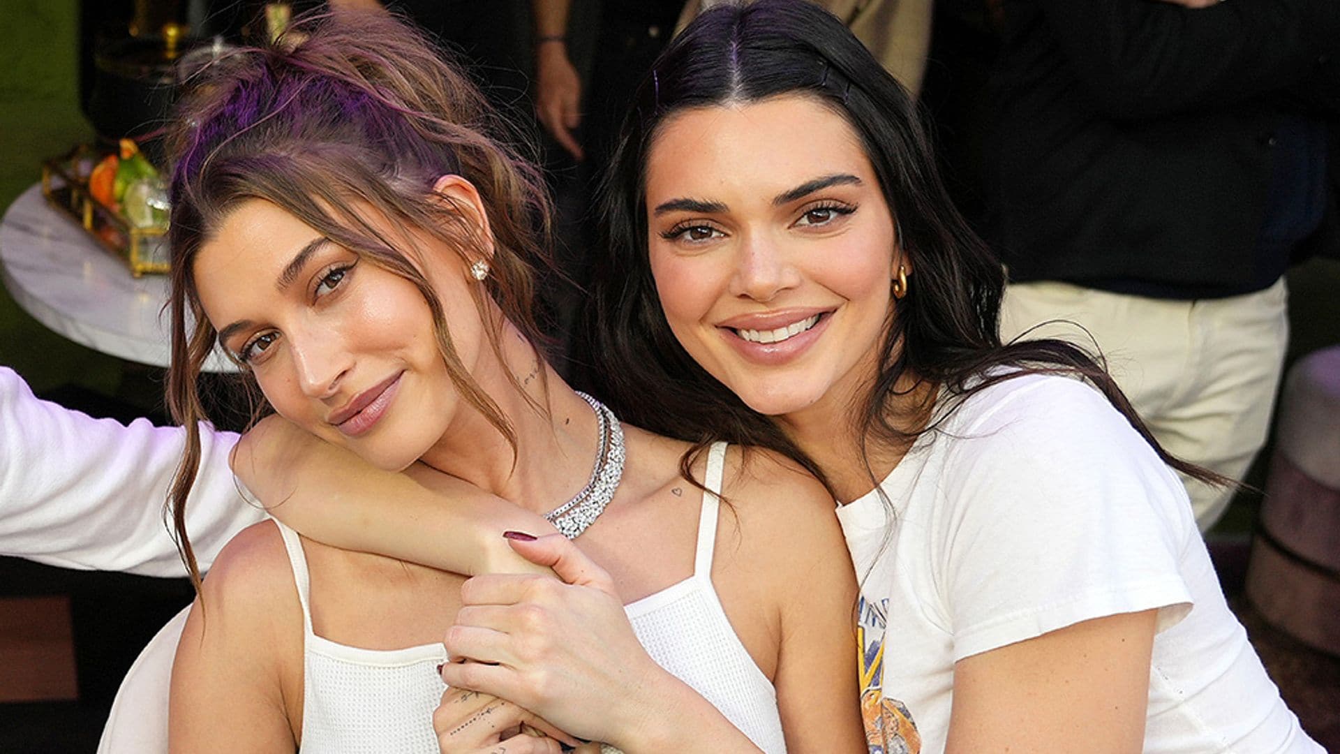 Una boda, dos looks opuestos: los vestidos de invitada más sexies de Kendall Jenner y Hailey Bieber