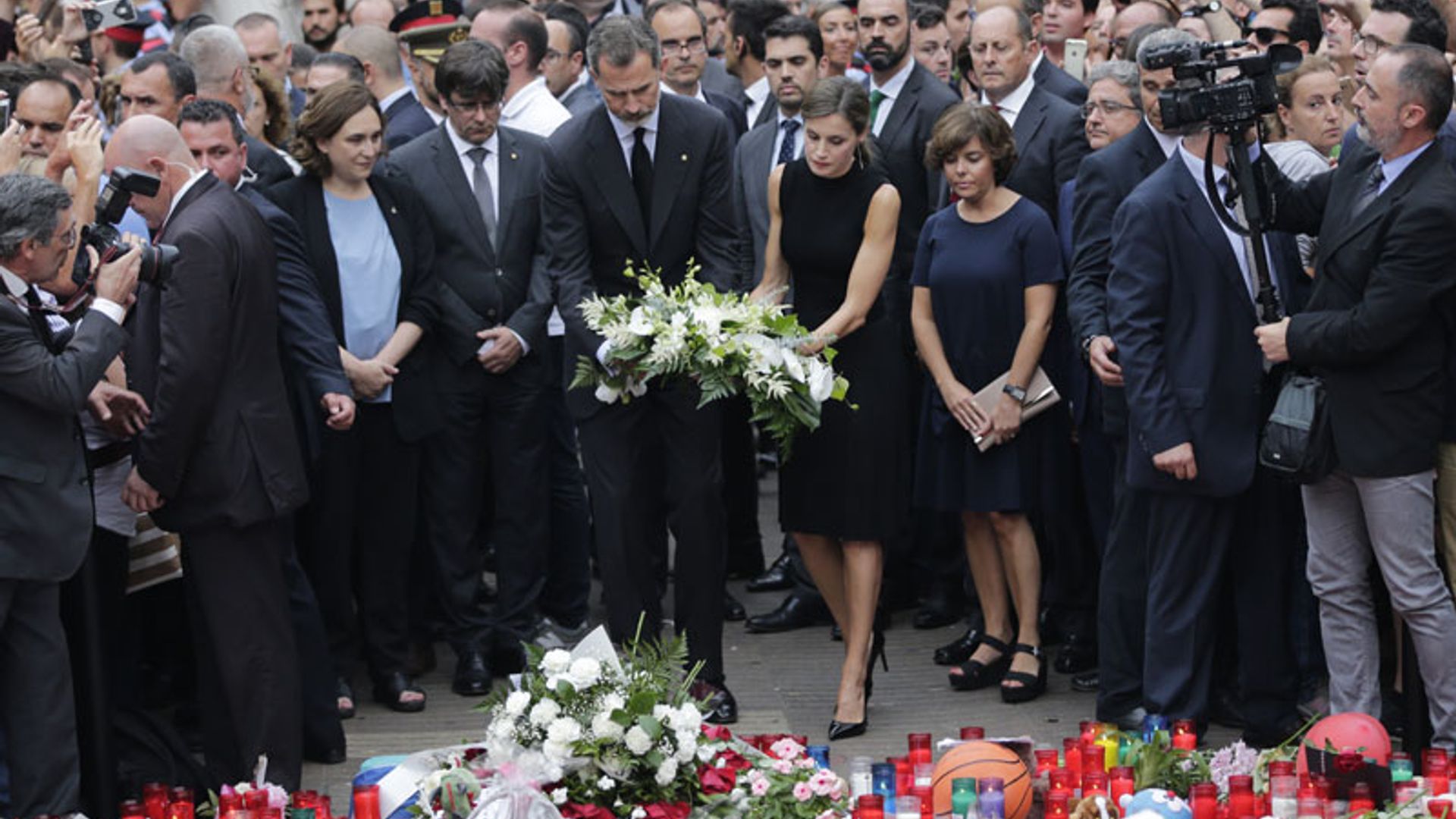 Los Reyes firman el libro de condolencias del Ayuntamiento tras depositar flores y velas en Las Ramblas