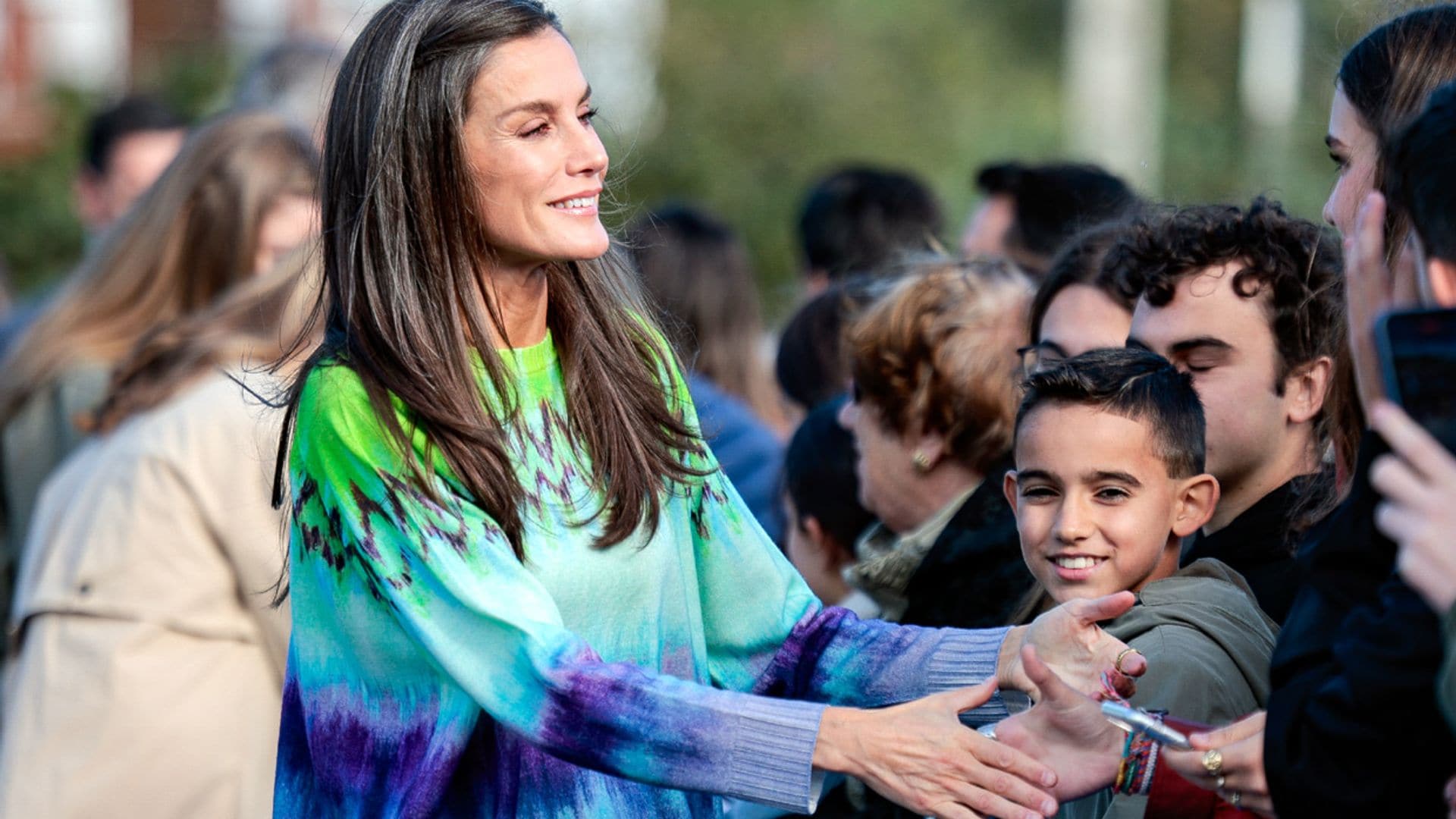 El look más dosmilero de la Reina con un nuevo jersey 'tie dye' y raya del pelo en zigzag