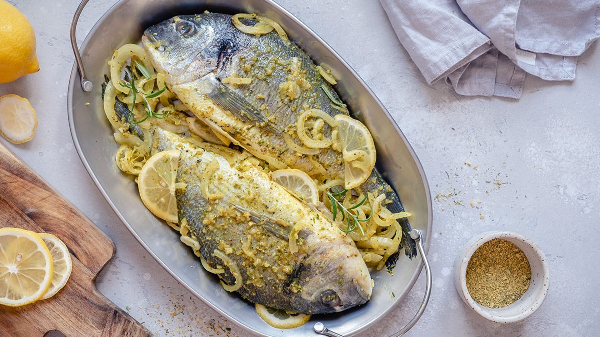 Dorada con limón y cebolla al horno