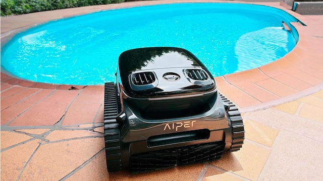 Un robot limpiafondos en una piscina