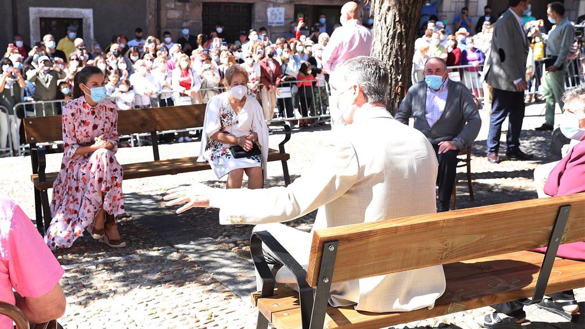 'Era rubito y muy guapo': don Felipe recuerda con una vecina de Vinuesa el campamento al que fue de niño