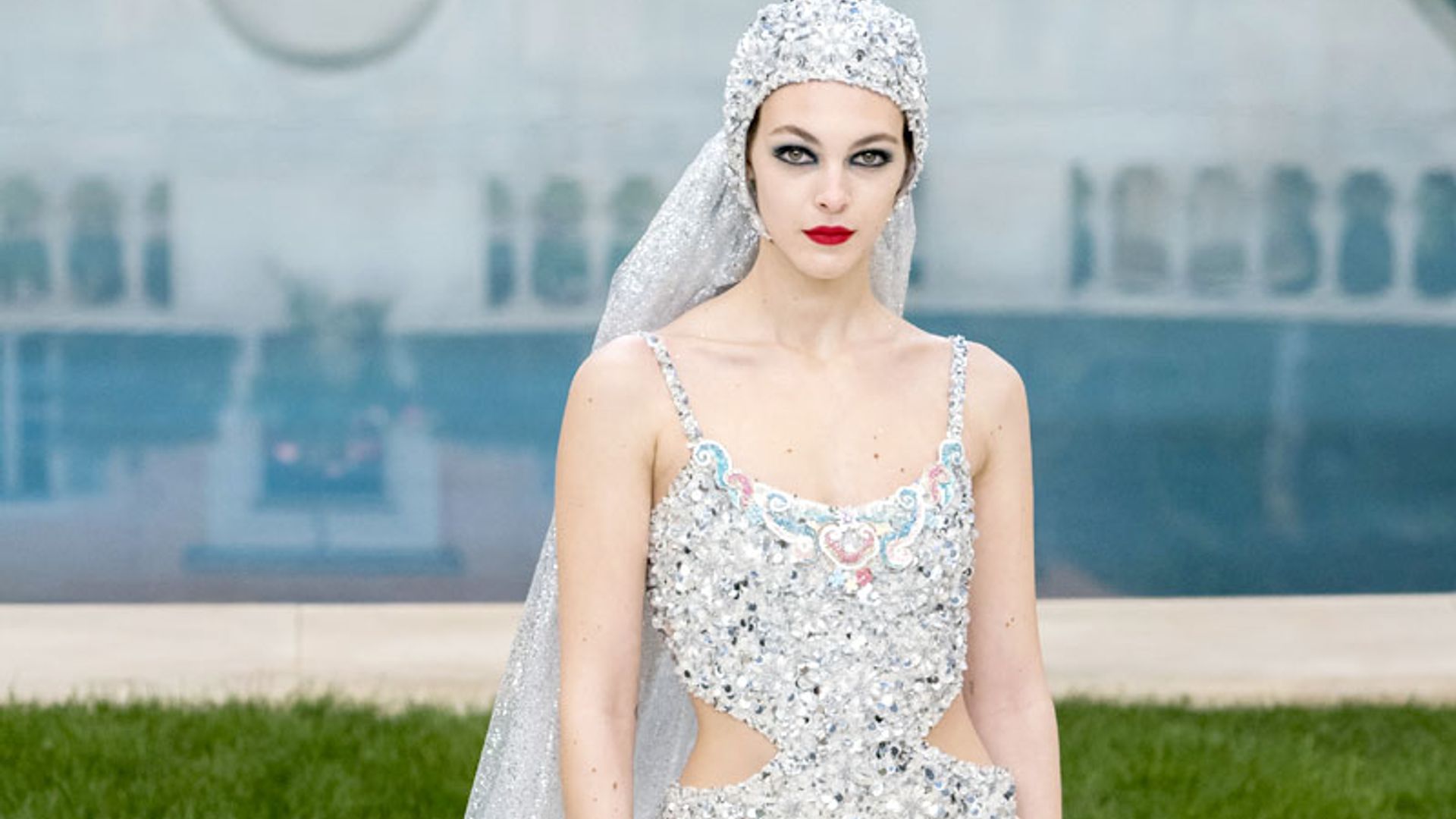 Un trikini nupcial cierra el desfile más comentado de Chanel