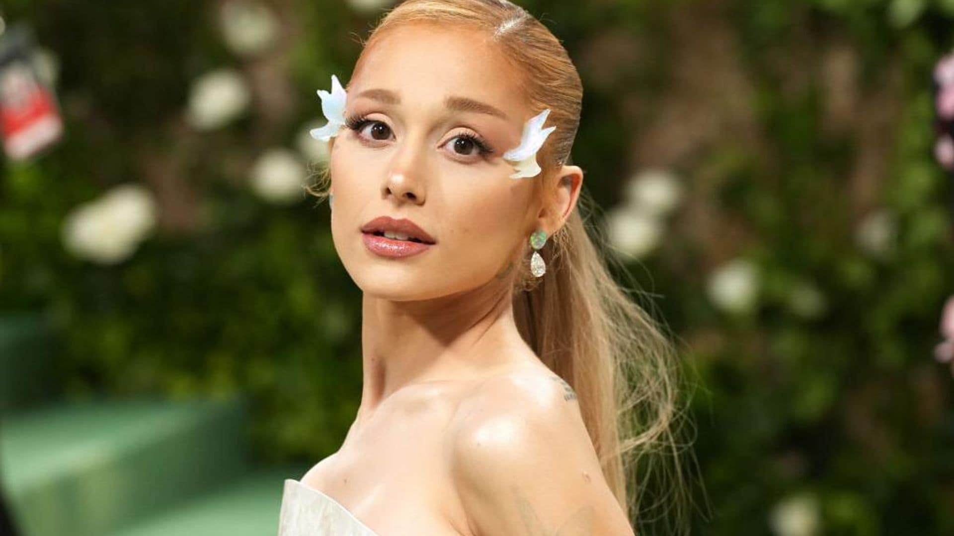 Un vistazo al trabajo artesanal detrás del ‘look’ de Ariana Grande para la MET Gala