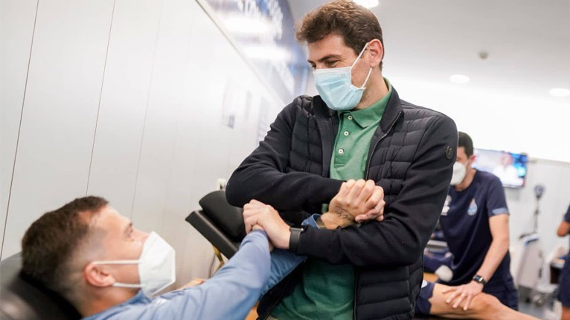 Iker Casillas desconecta en Oporto y realiza una visita muy especial a sus antiguos compañeros