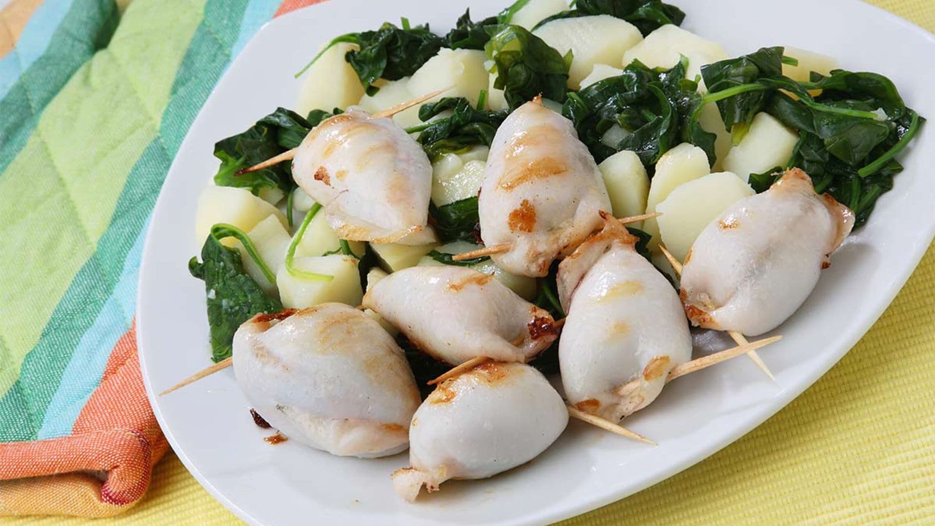 Chipirones rellenos de gambas con patata y espinacas