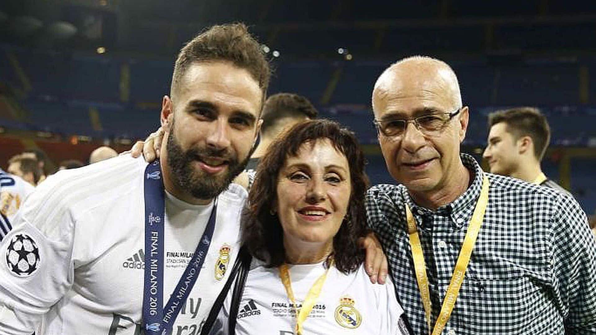 El padre de Dani Carvajal, uno de los policías que han escoltado el autobús del Real Madrid: así ha sido el emotivo encuentro con su hijo