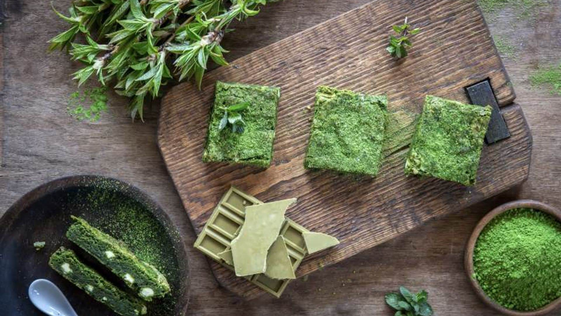 Brownies de matcha con chocolate blanco