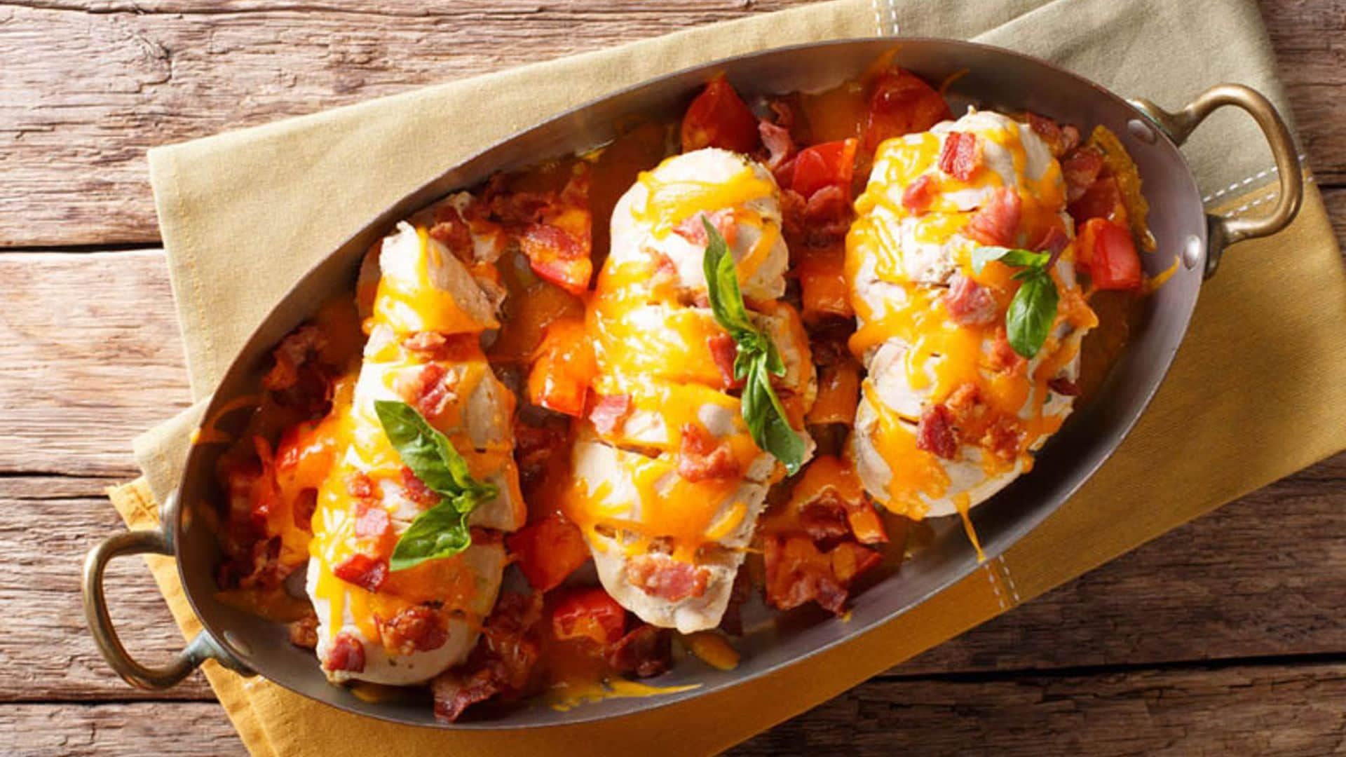 Pechugas de pollo con bacon, tomate y cheddar