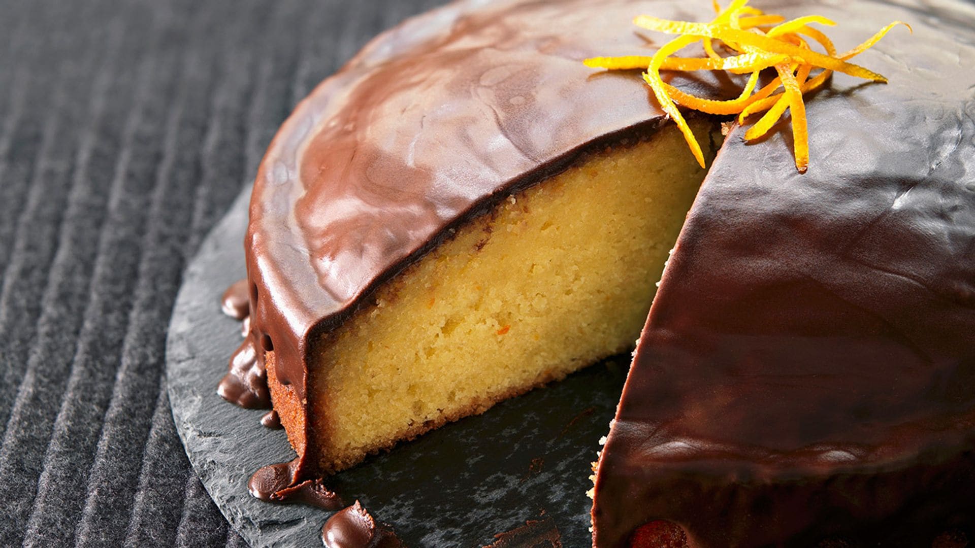 Tarta esponjosa de chocolate y naranja