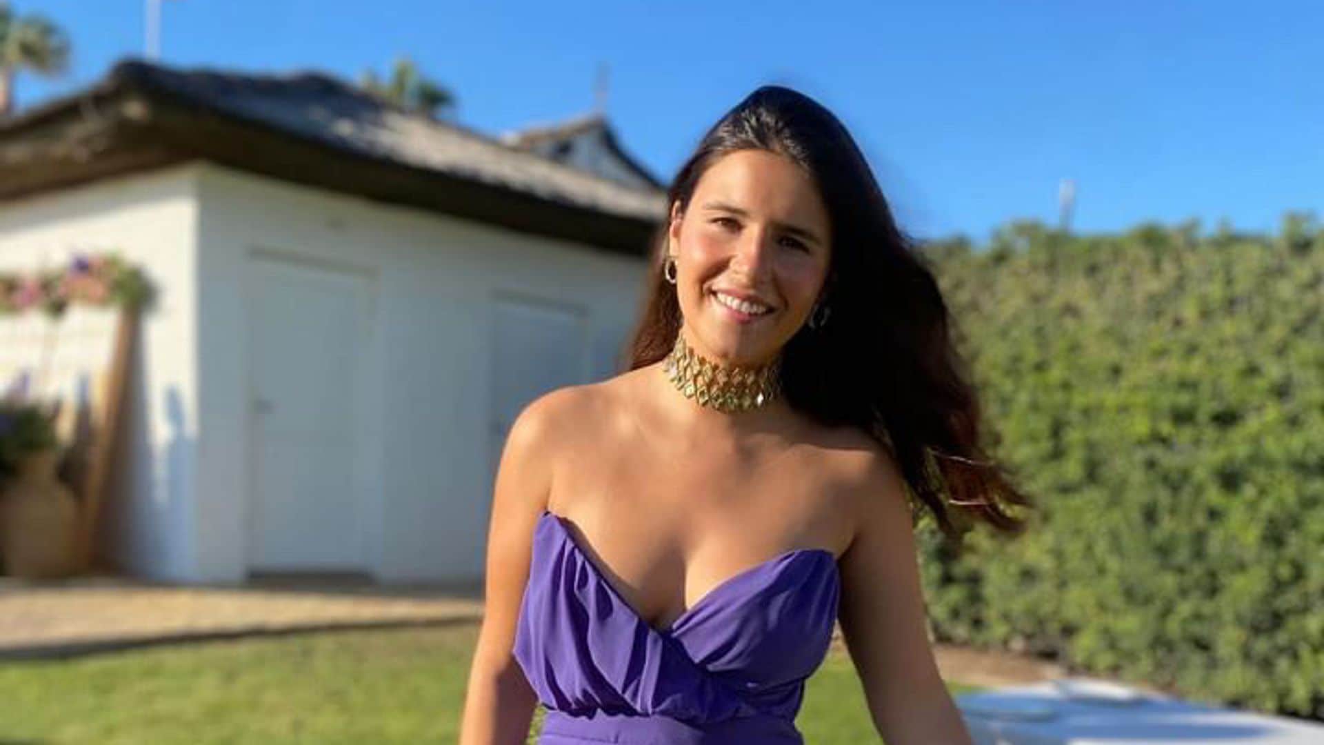 Cayetana Rivera deslumbra en la boda de Sibi Montes con un vestido púrpura ‘strapless’ de escote corazón