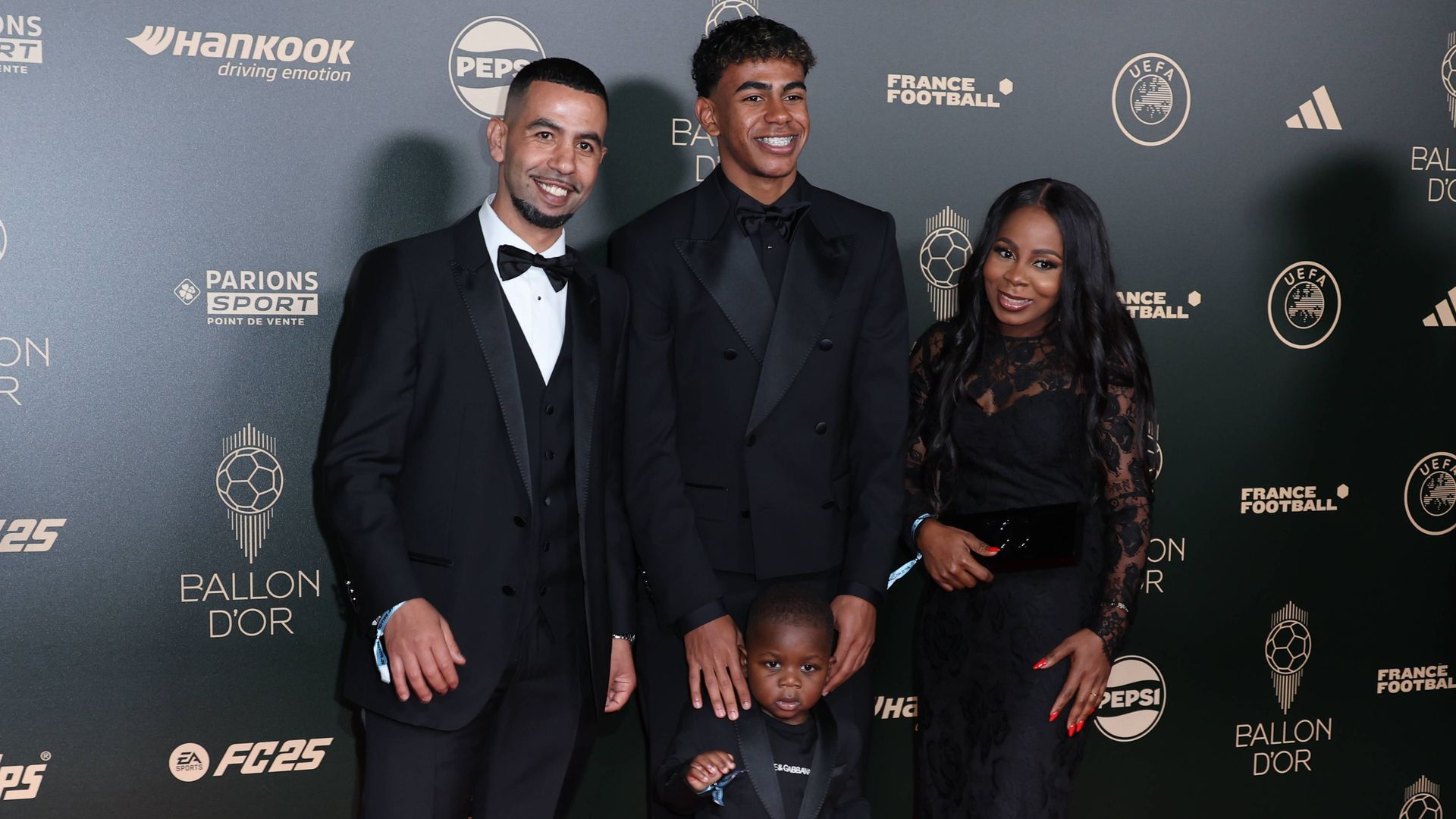 Las imágenes de Lamine Yamal arropado por sus padres y su hermano en el Balón de Oro