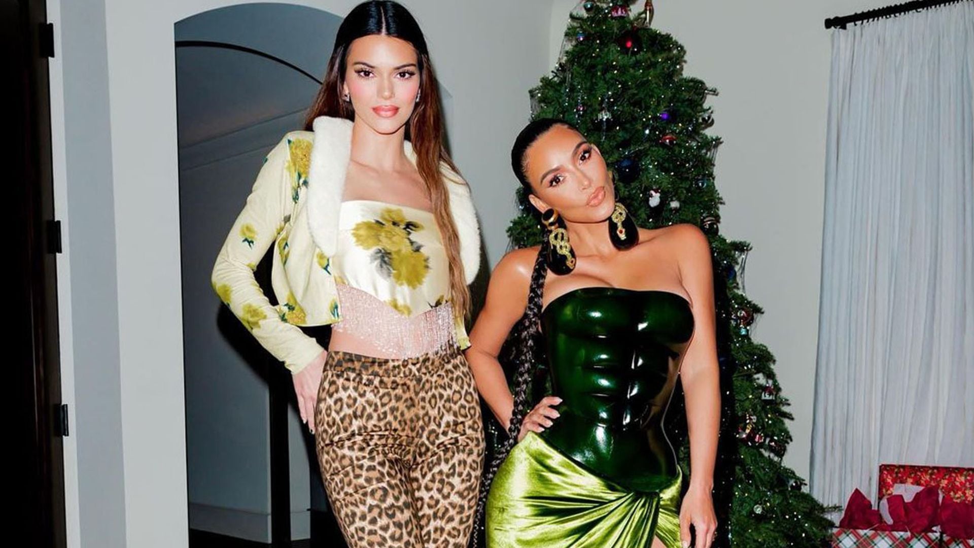 Leopardo, lentejuelas, corsés... Las Kardashian-Jenner se superan con sus looks navideños