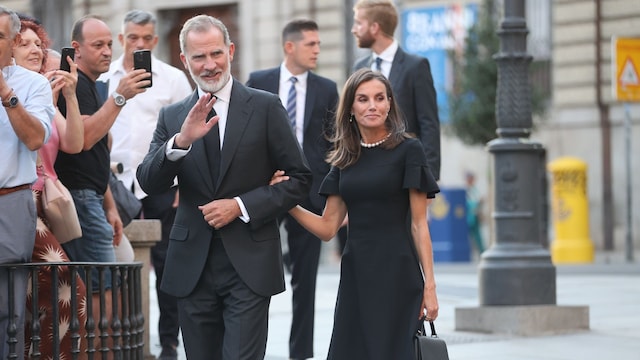 Los reyes Felipe y Letizia llegando al funeral de Juan Gómez-Acebo