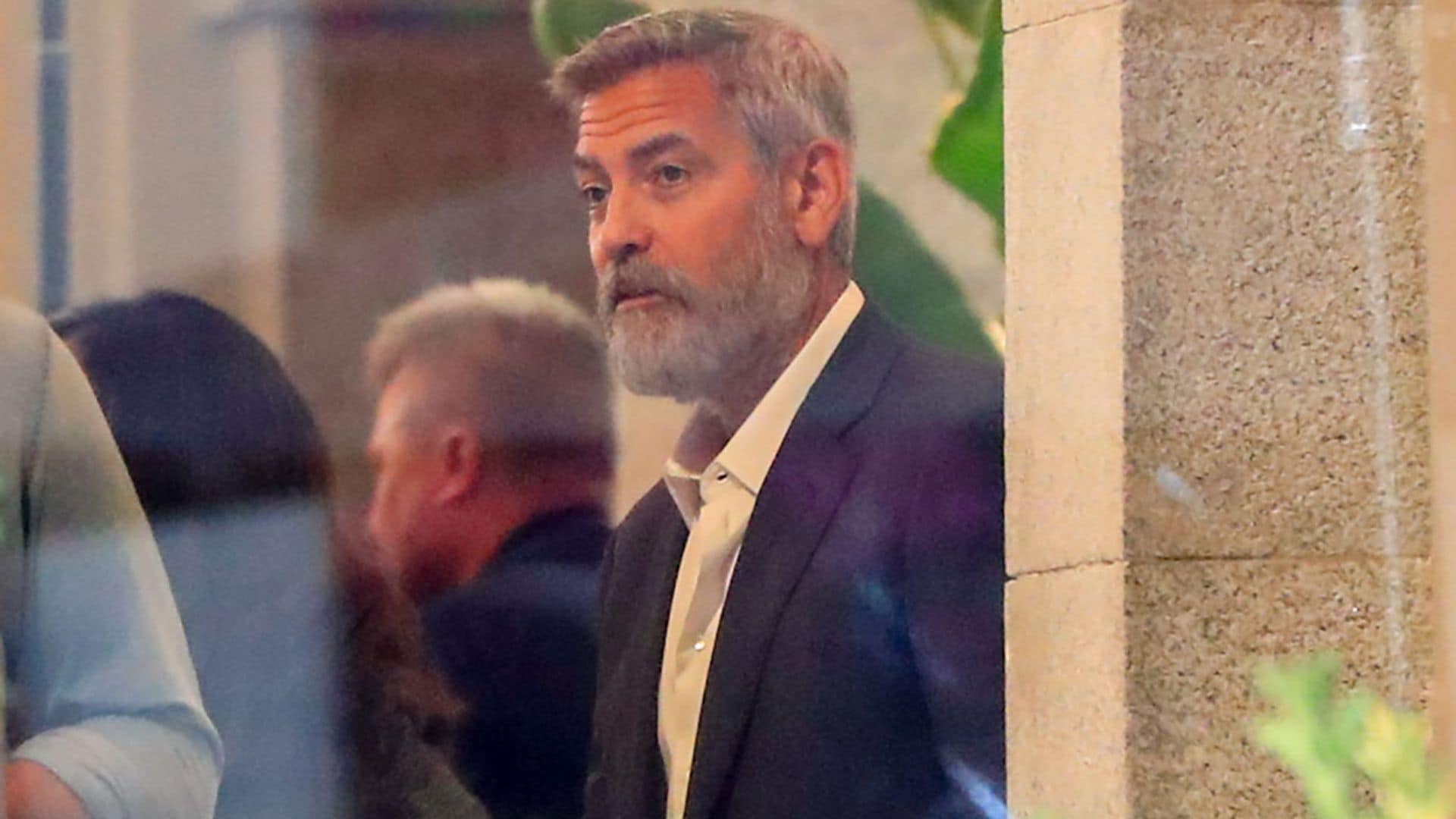 George Clooney, con barba y en bicicleta, pasea de incógnito por Madrid