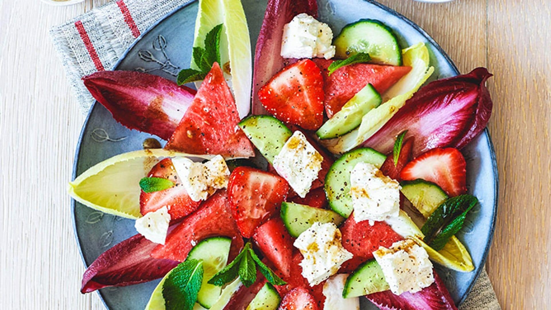 Ensaladas fresquitas con verduras de hoja perfectas para estar hidratados