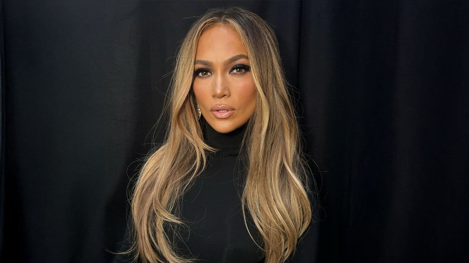 El look rejuvenecedor de JLo: pelo más rubio, manicura 'chai' y delineado de ojos XL