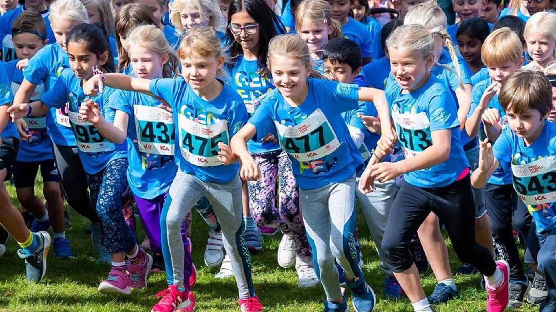 Estelle de Suecia participa en una carrera y quien le entrega la medalla es... ¡su padre!