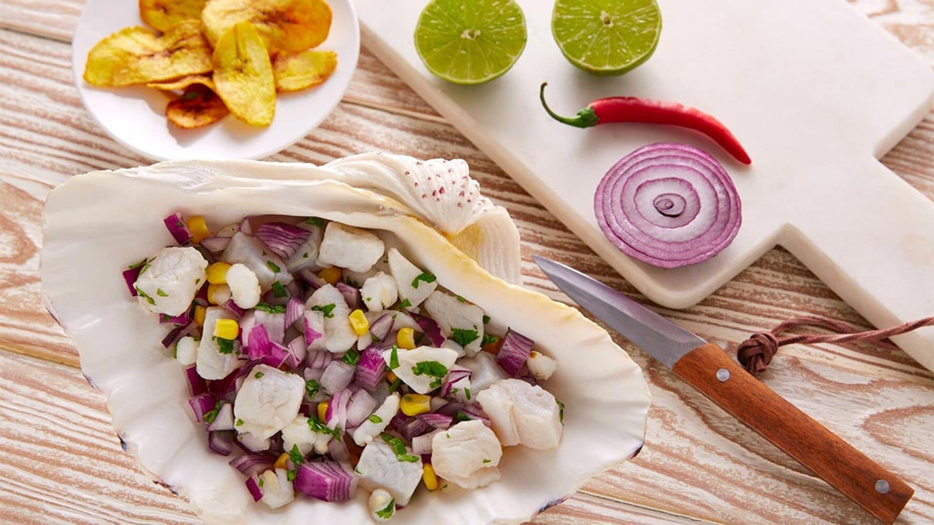 Ceviche clásico de lubina con patacones