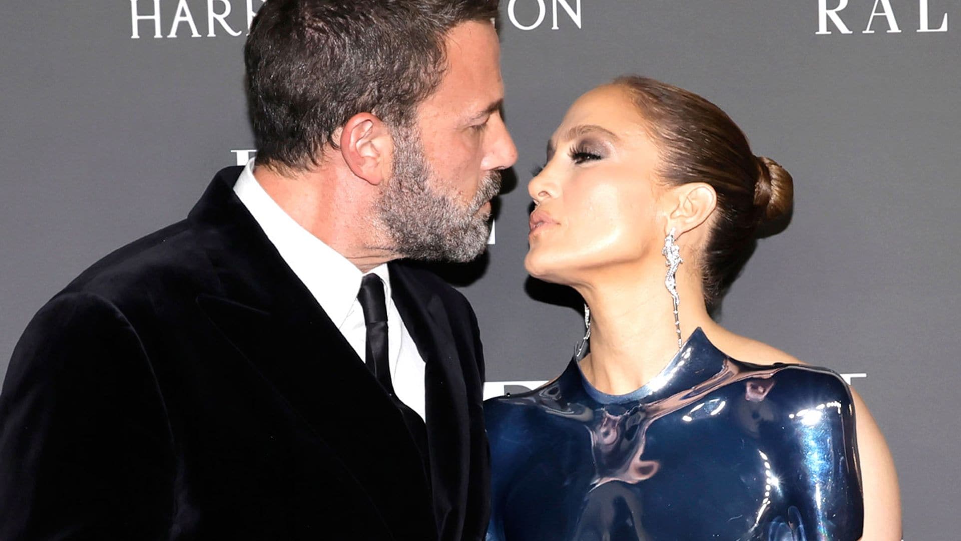 Jennifer Lopez, muy enamorada de Ben Affleck, se atreve con una armadura metálica y pendientes de cocodrilo