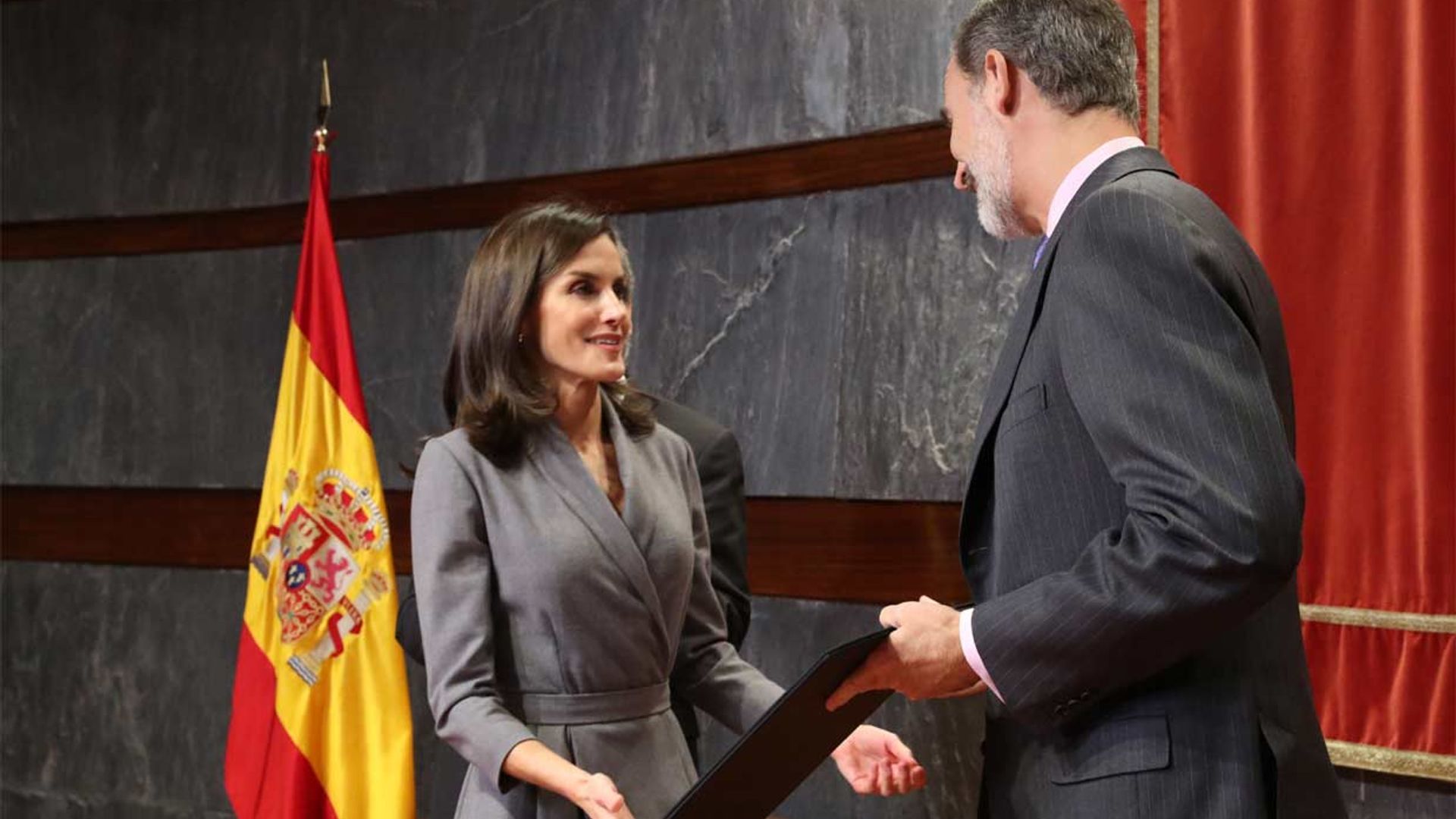 La Reina recibe, de manos de don Felipe, un premio por su compromiso contra la violencia doméstica y de género