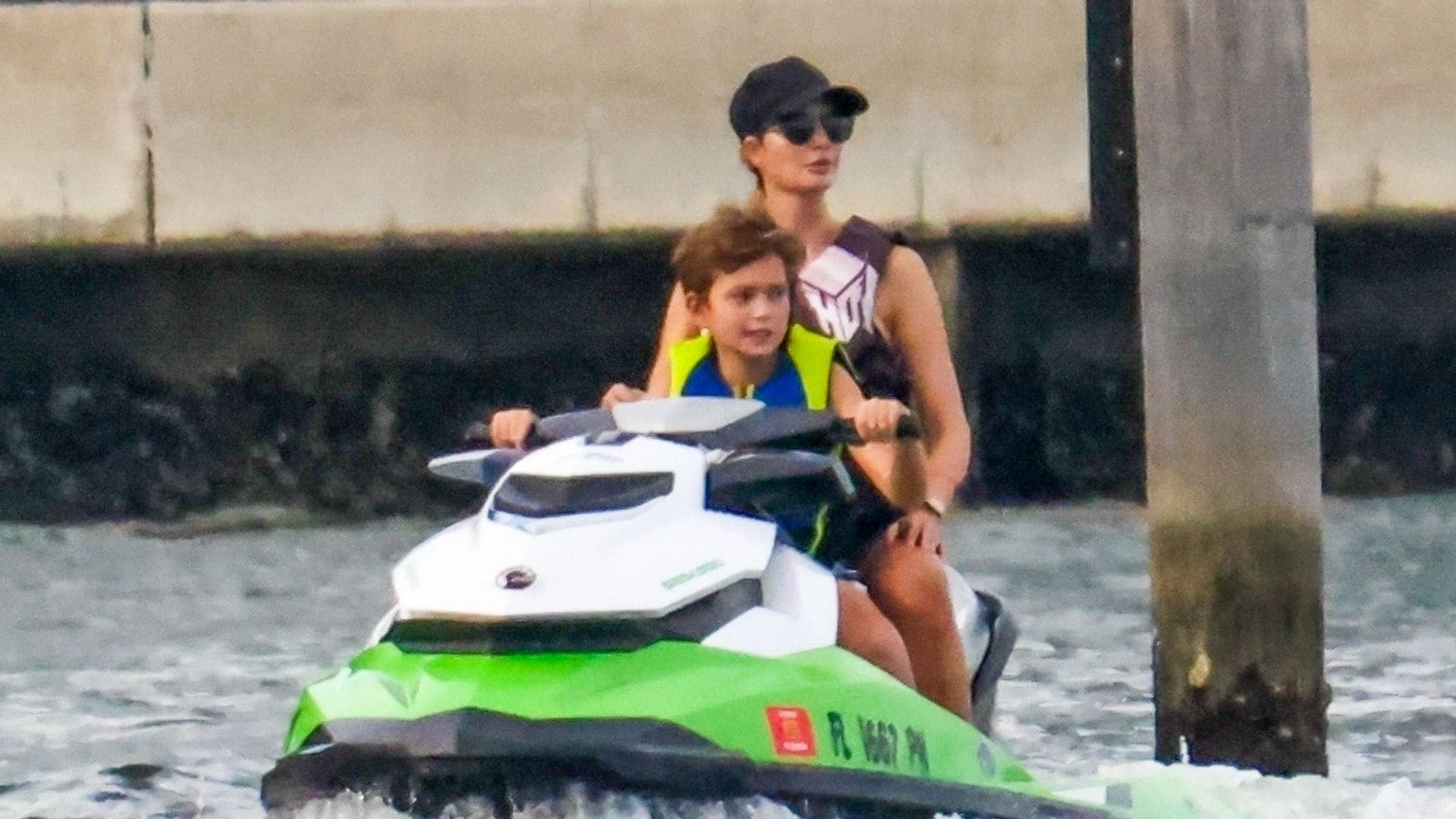 Ivanka Trump y su esposo le enseñan a sus hijos, Joseph y Theodore, a manejar motos de agua en Surfside, Florida