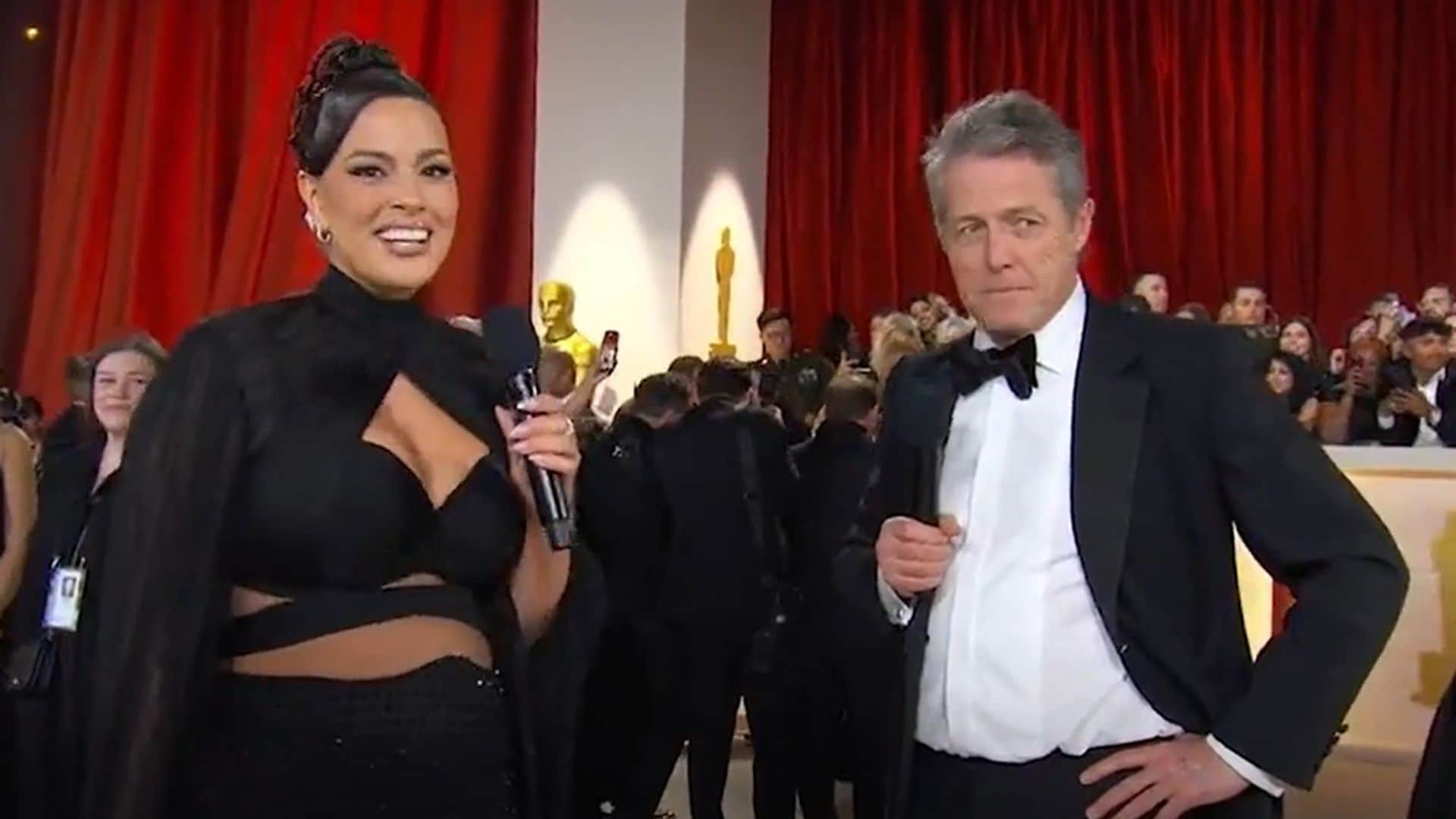 El incómodo momento de Hugh Grant y la modelo Ashley Graham que se ha hecho viral