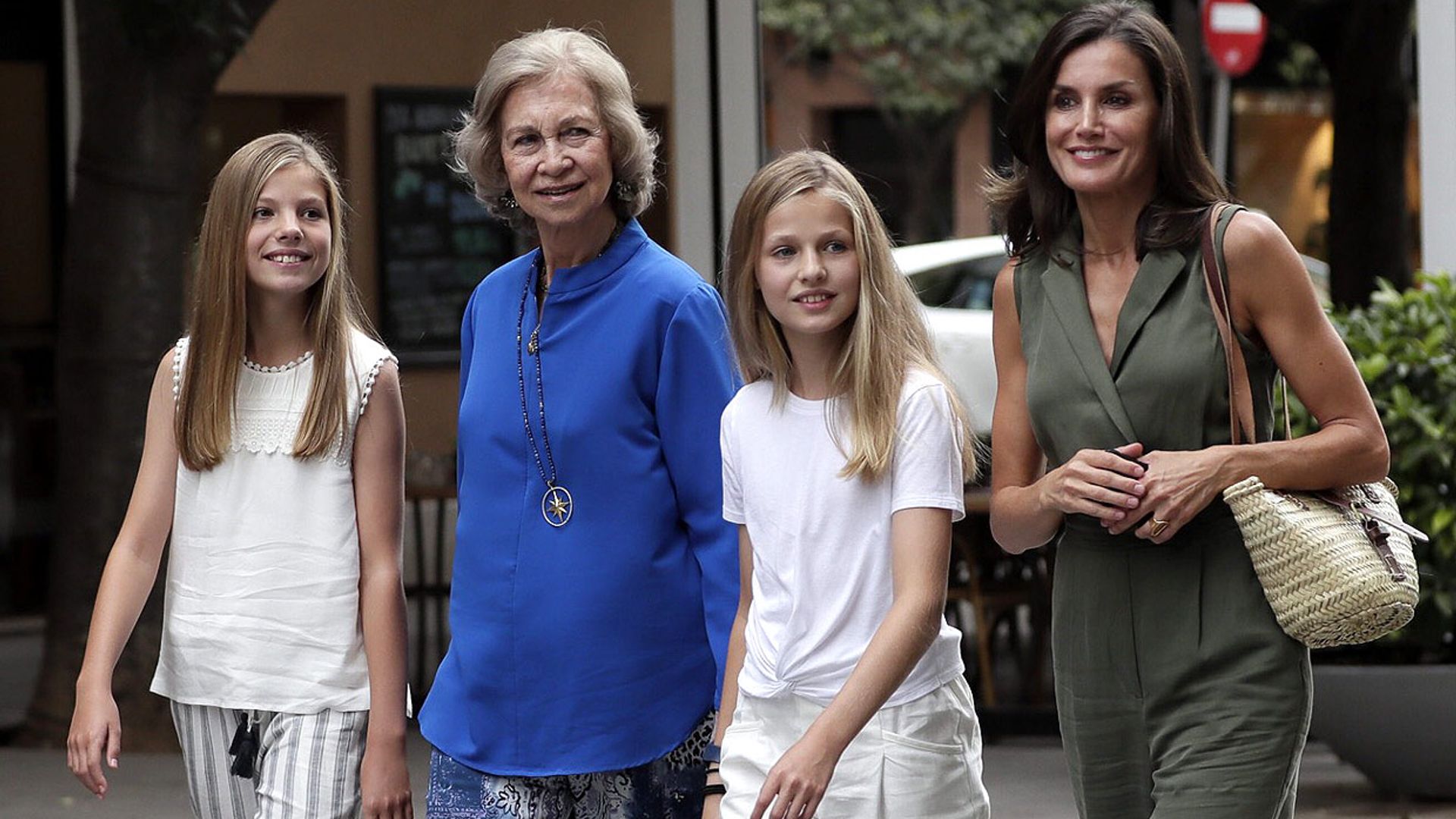 La reina Sofía repite tarde de cine, esta vez con doña Letizia, Leonor y Sofía