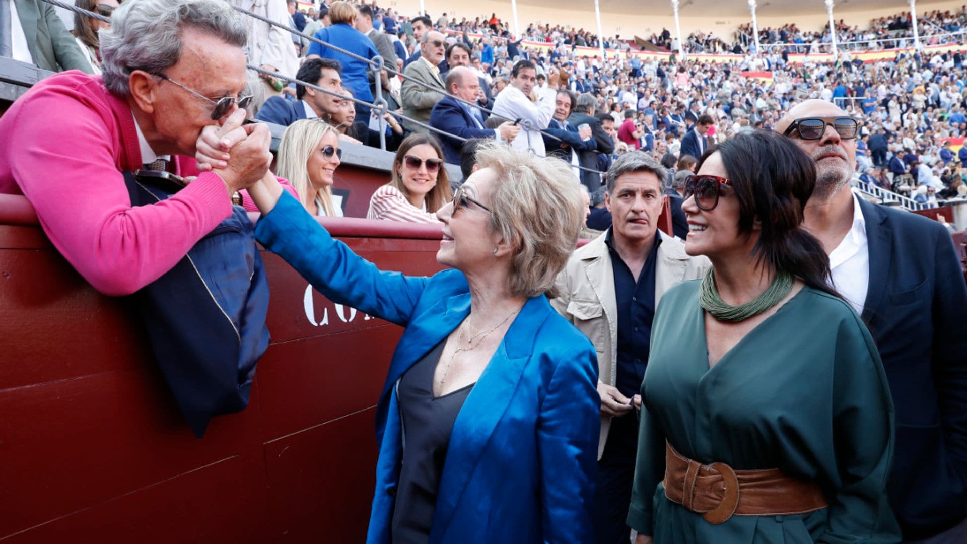 Ana Rosa Quintana disfruta con Pepa Gea de una tarde de toros marcada por un cariñoso reencuentro