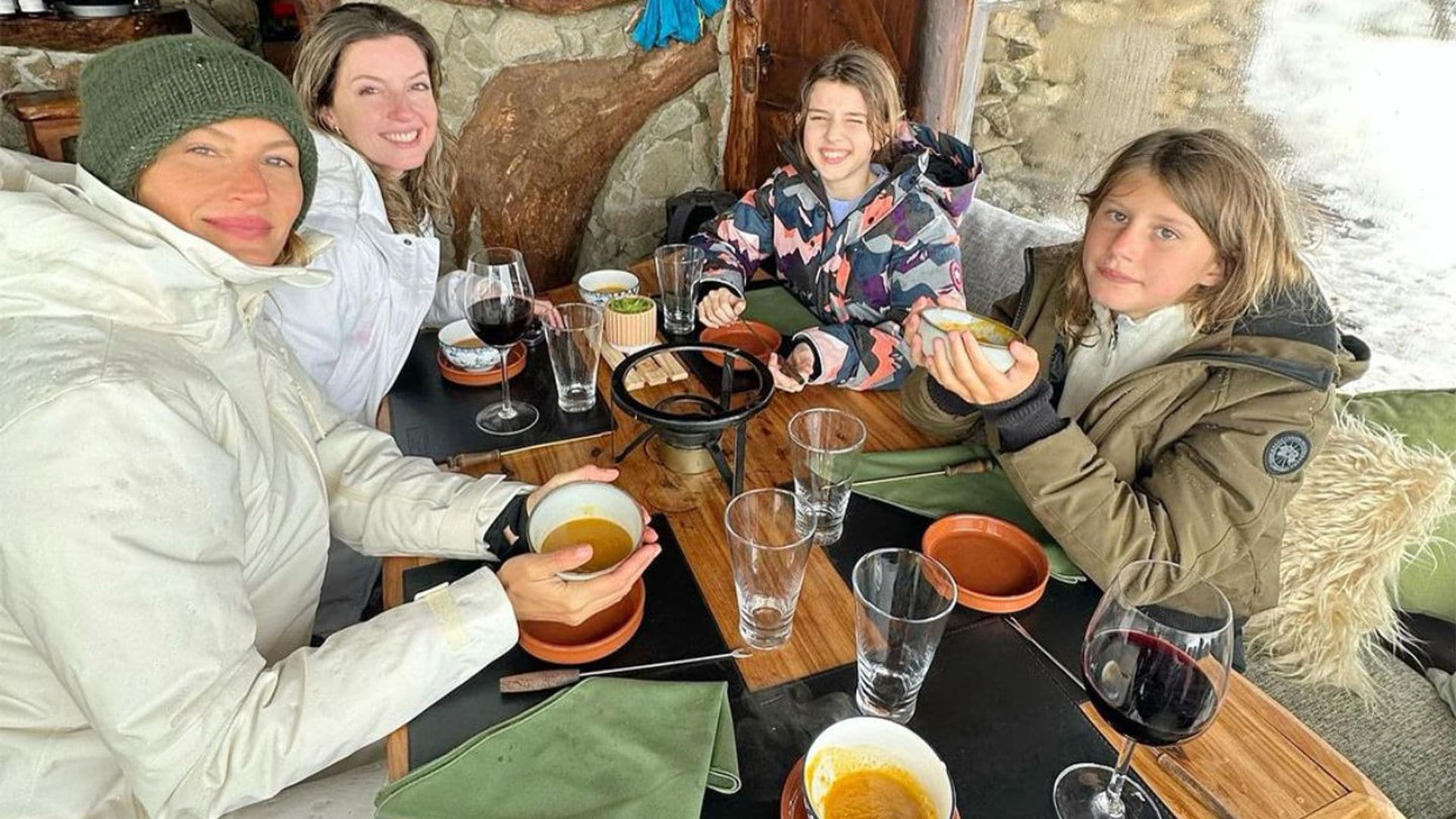 El viaje de chicas de Gisele Bündchen y su gemela para celebrar su 43 cumpleaños ¡rodeada de nieve!