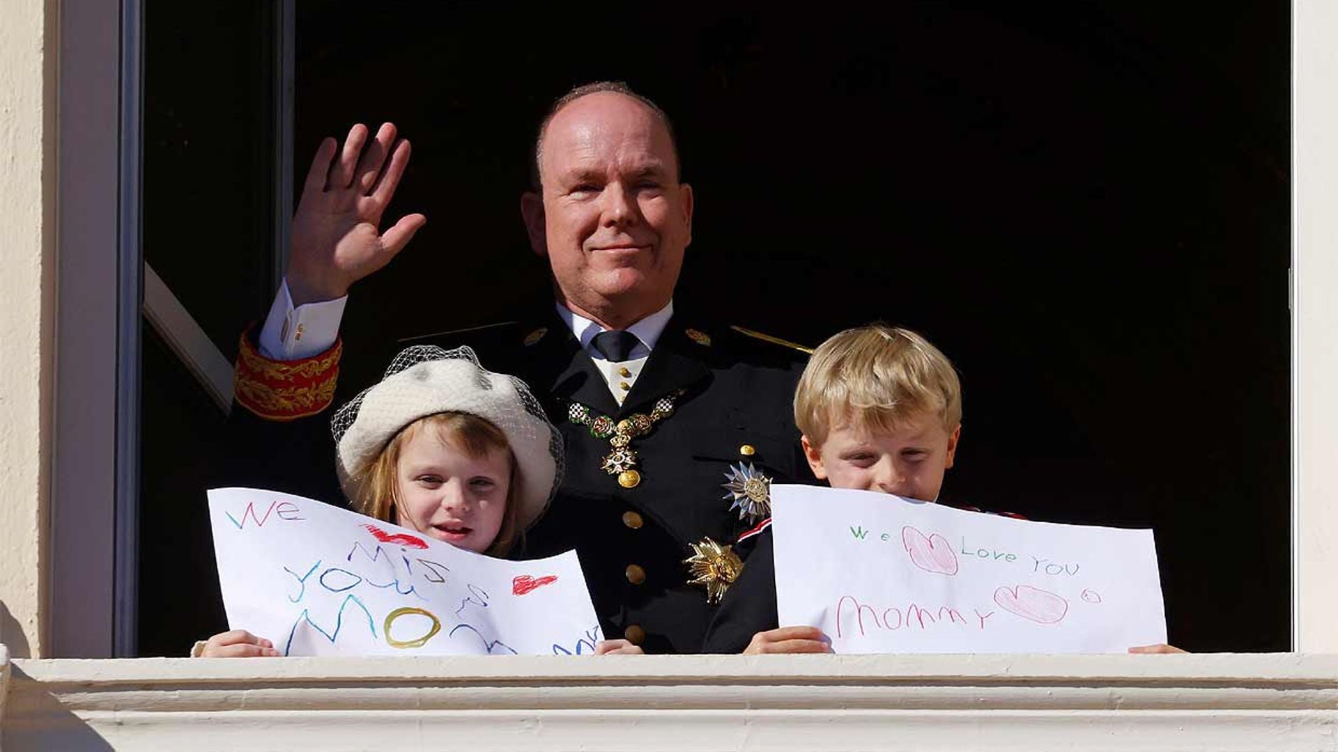 El mensaje de Jacques y Gabriella de Mónaco a Charlene desde el balcón de palacio: 'Te echamos de menos, mami'