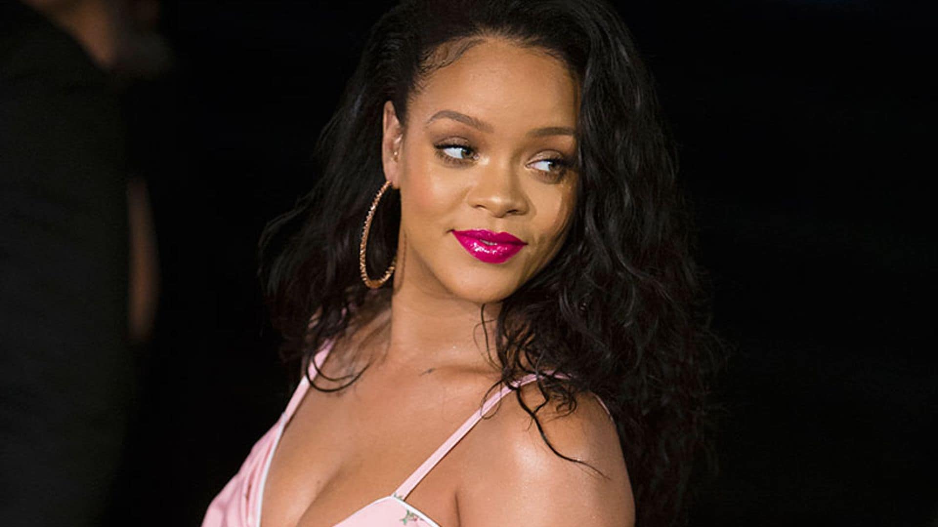 ¿Quién firma el último 'look' imposible de Rihanna?