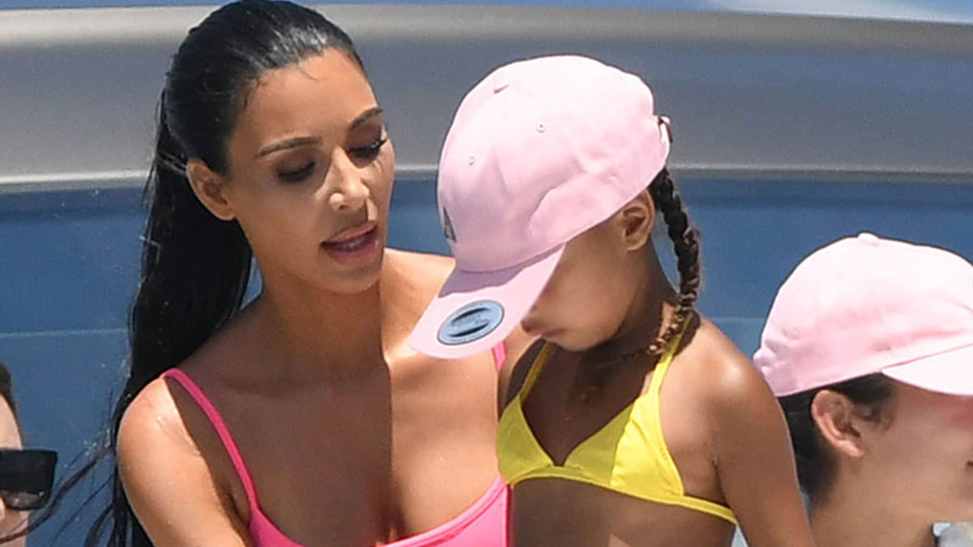 Kim Kardashian disfruta de un paseo con sus hijos ¡en alta mar!