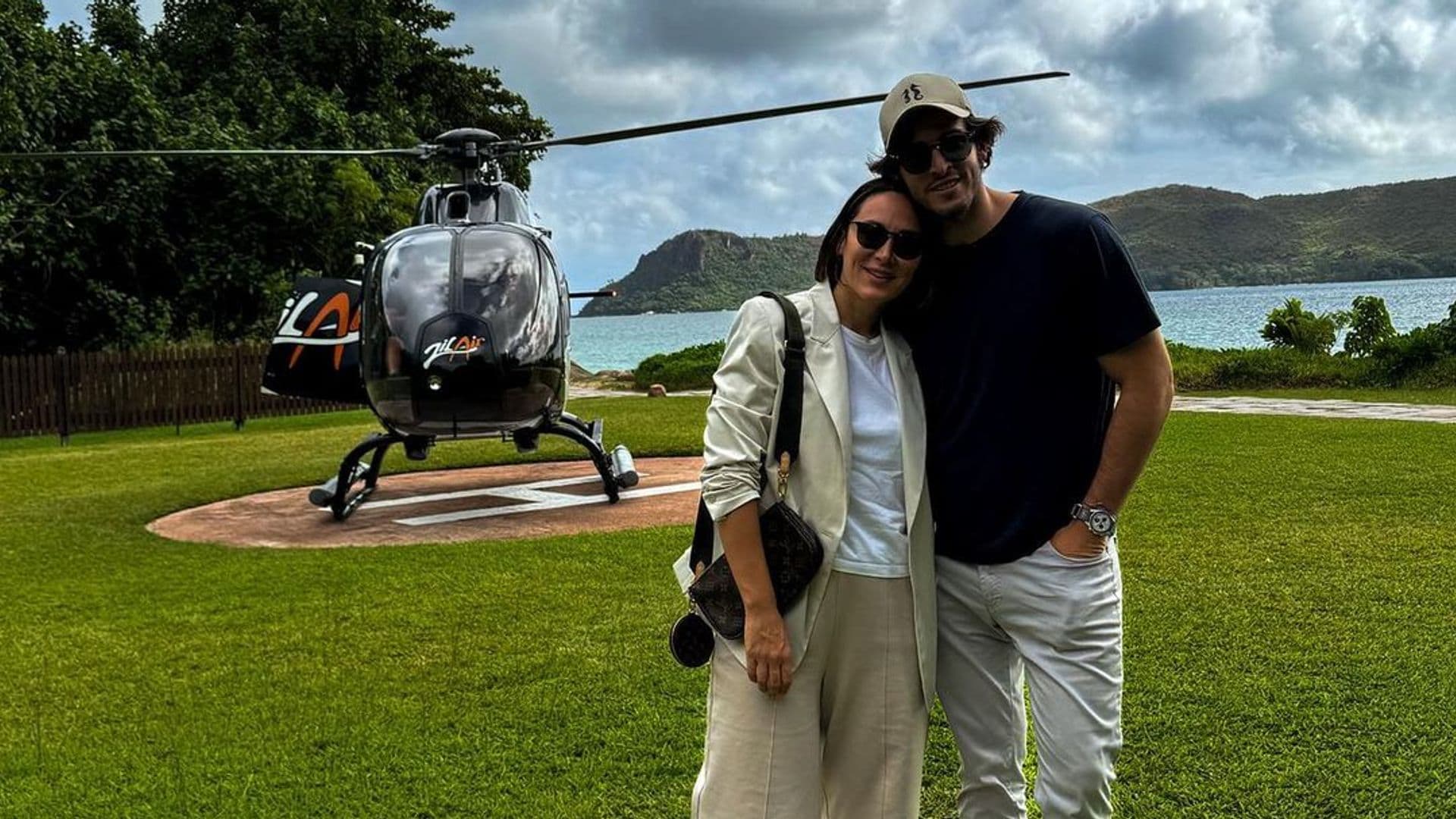 Tamara Falcó e Íñigo Onieva aterrizan por fin en el paraíso tras un pequeño contratiempo con el vuelo