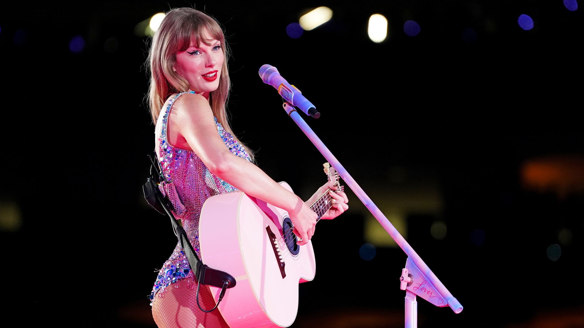 Taylor Swift convierte a 'The Eras Tour' en la primera gira en la historia en reacudar 2 mil millones de dólares