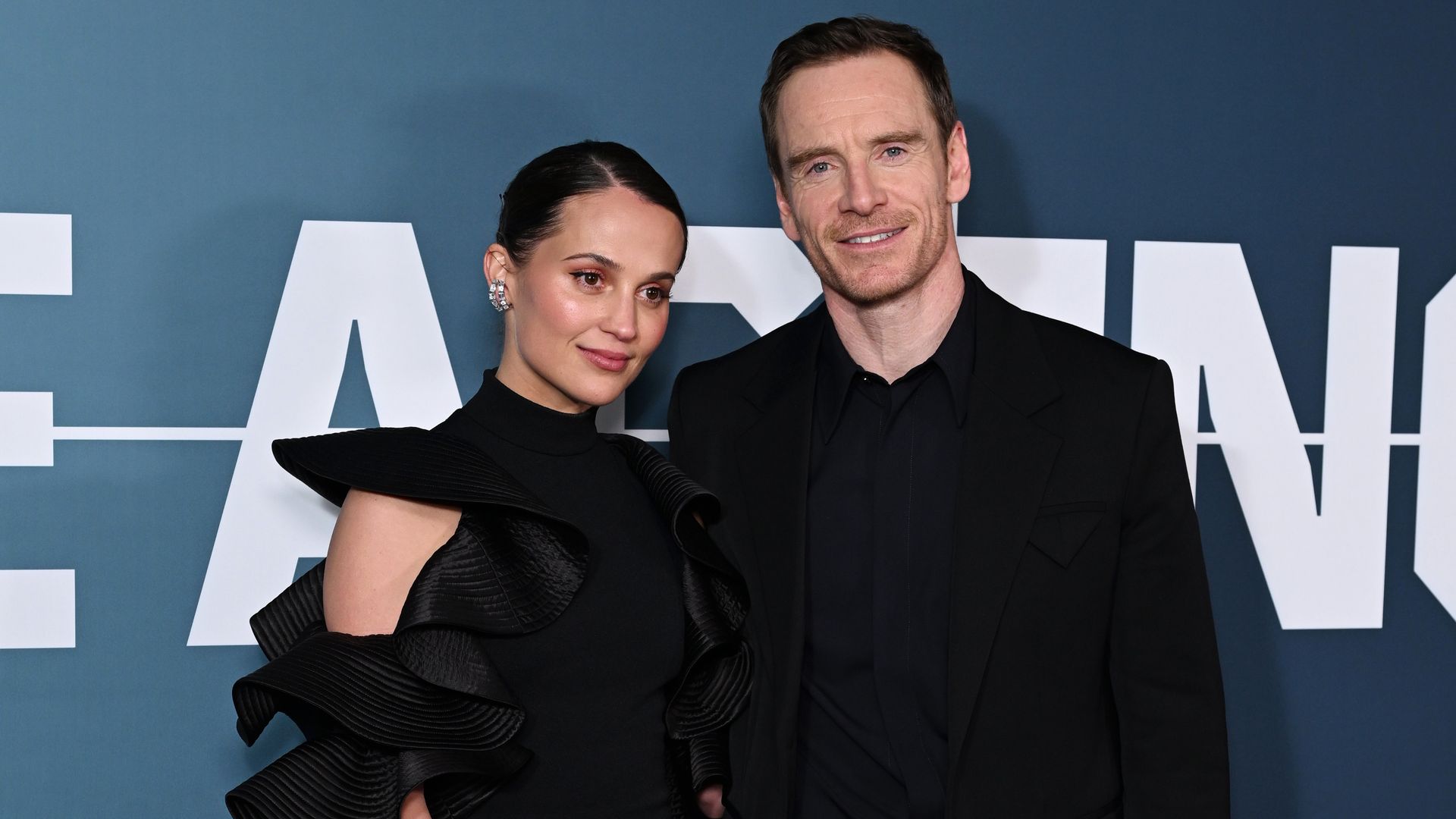 La sorpresiva aparición de Alicia Vikander y Michael Fassbender en Londres, muy enamorados y con looks coordinados