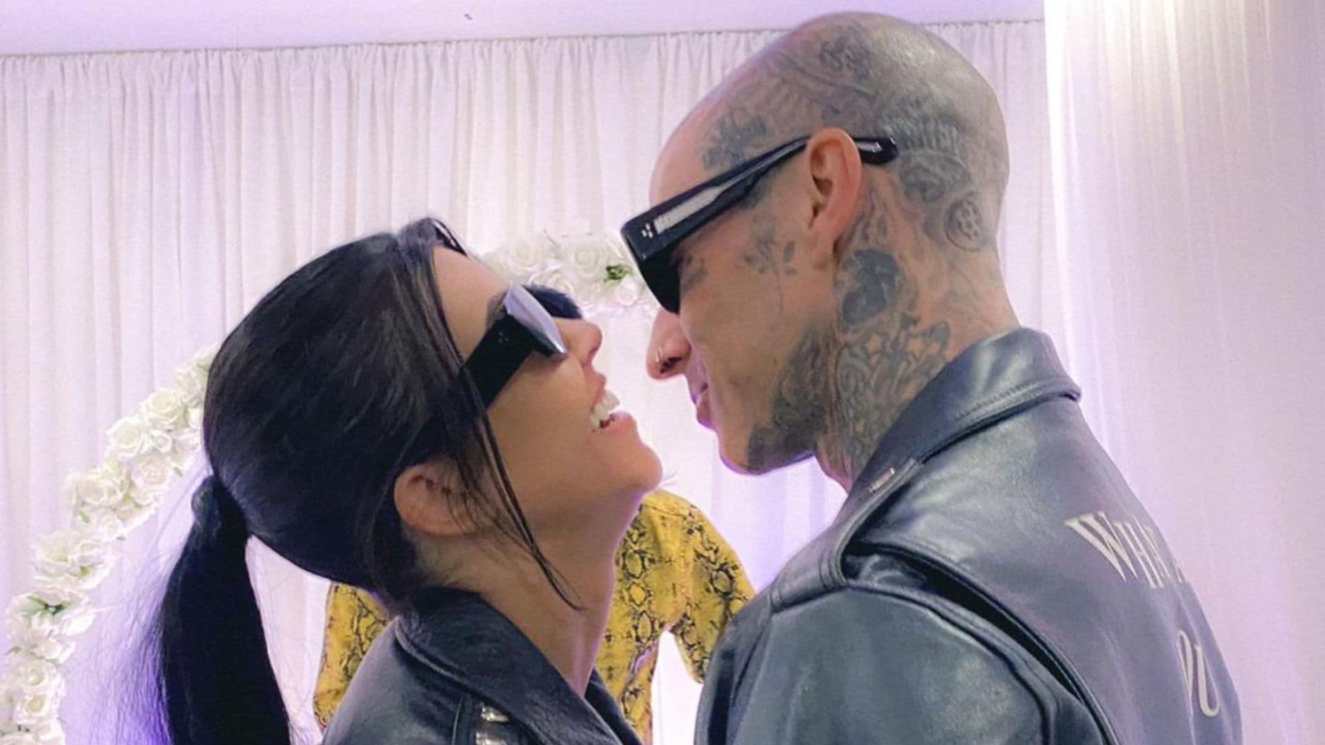 La original manera con la que Kourtney Kardashian y Travis Barker anuncian que el bebé que esperan es...