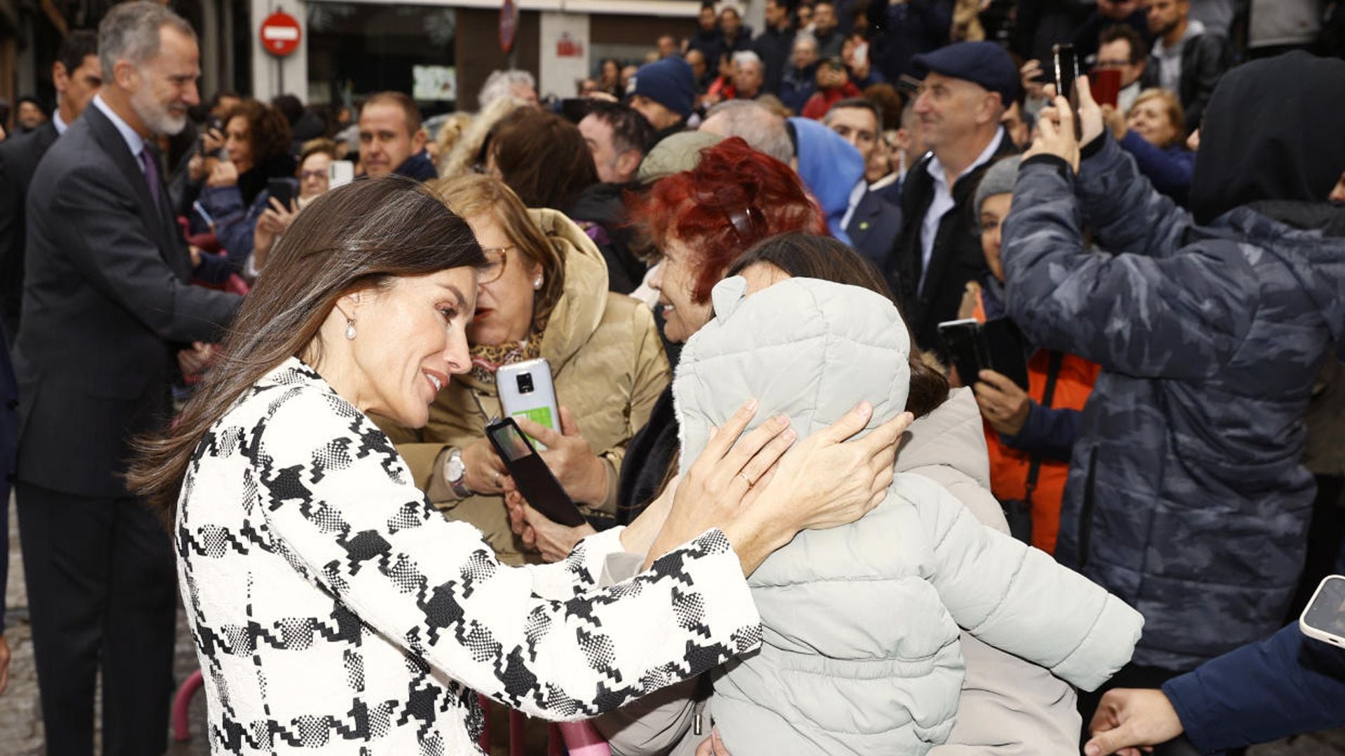 El cariñoso momento de doña Letizia con un bebé en Toledo